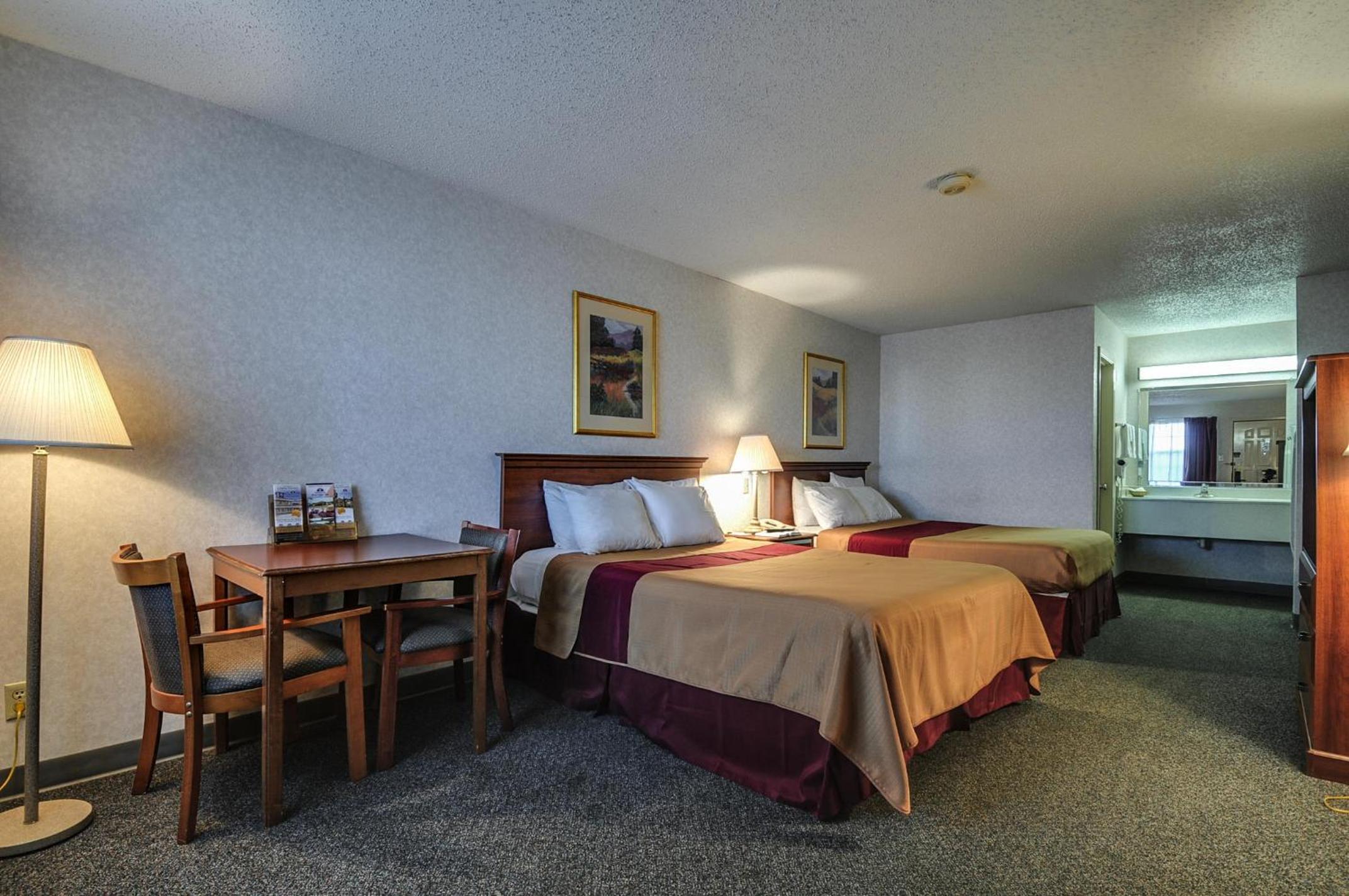 Queen Room with Two Queen Beds - Smoking - Photo 5