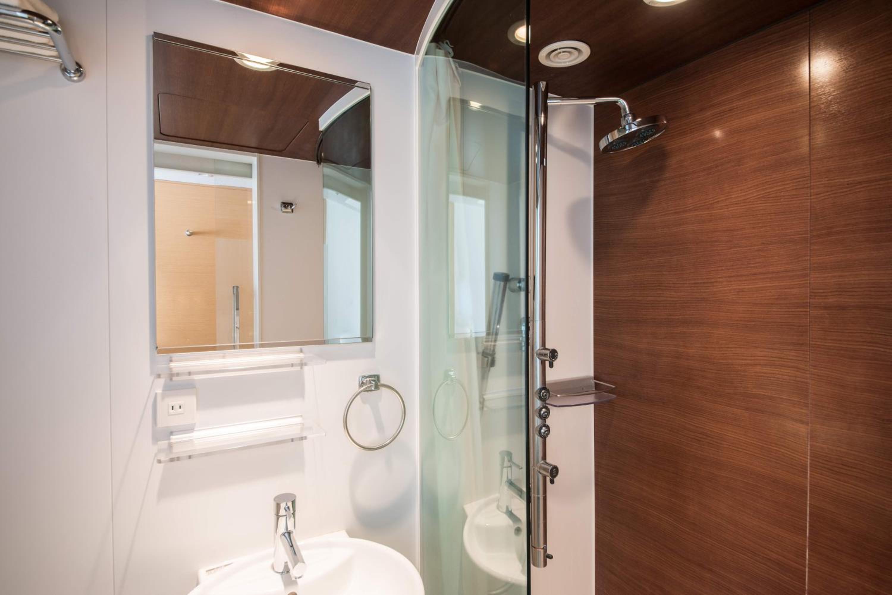 Deluxe Twin Room with Shower - Non-Smoking photo 2