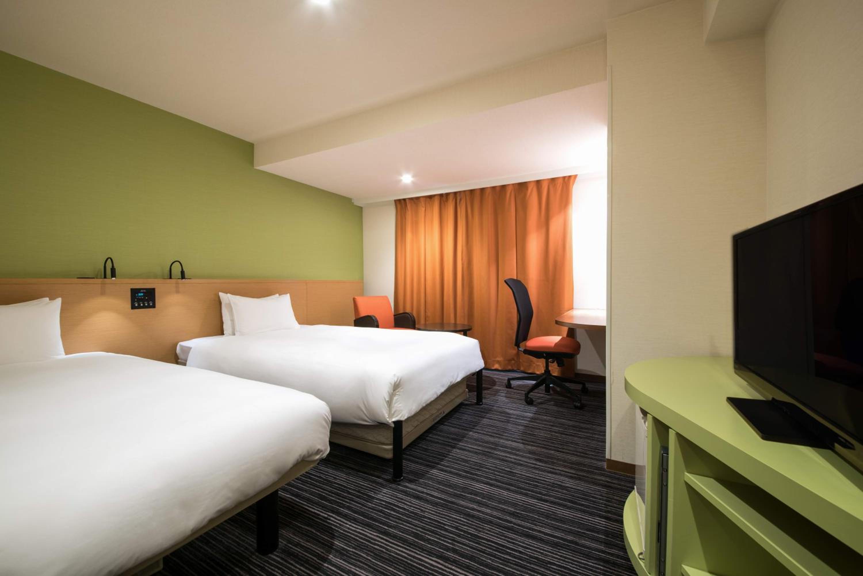 Deluxe Twin Room with Extra Bed and Shower (3 Adults) - Non-Smoking photo 2