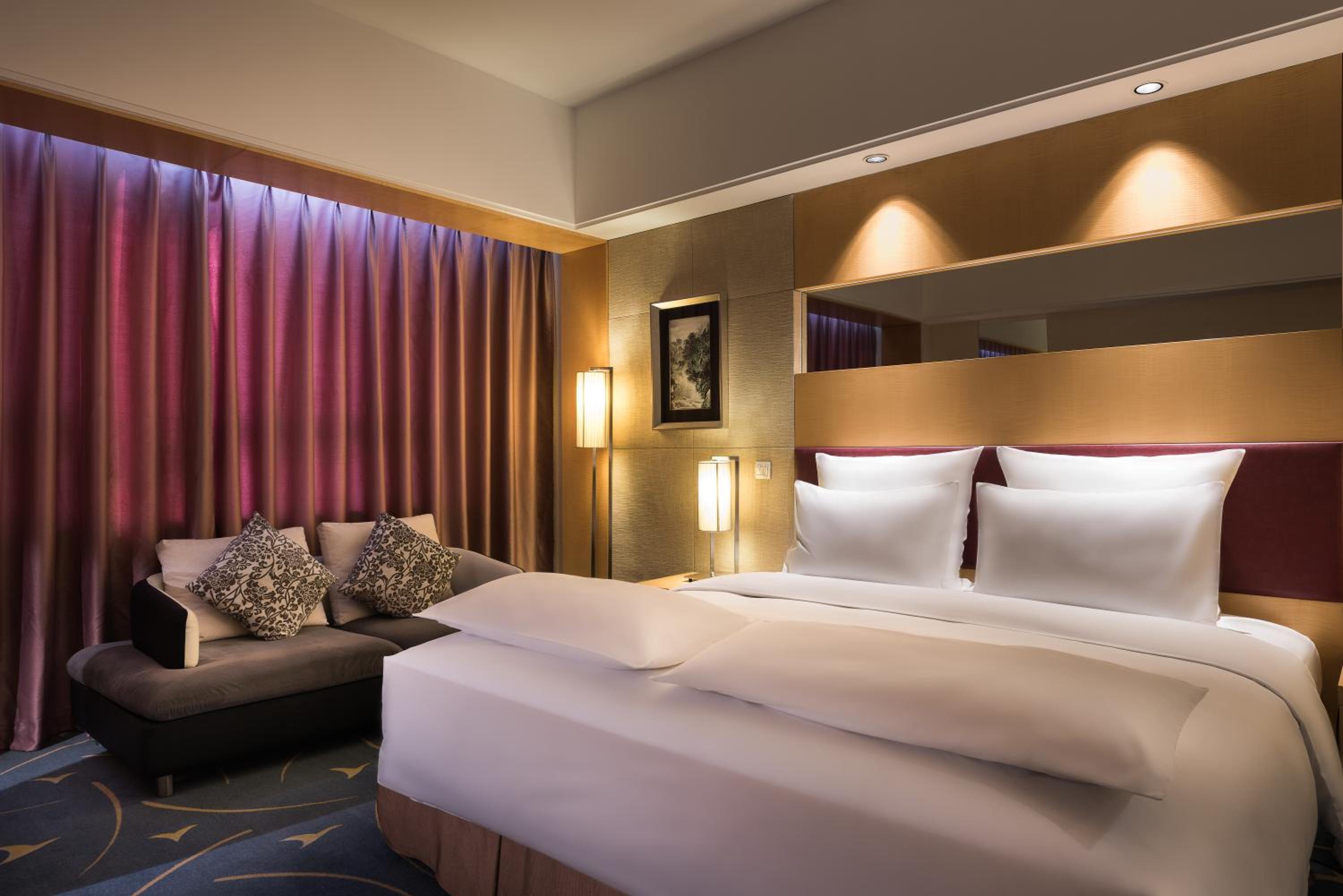Execlusive Suite, Lounge Access, 1 King Size Bedroom and 1 Living Room, High Floor  - Photo 1