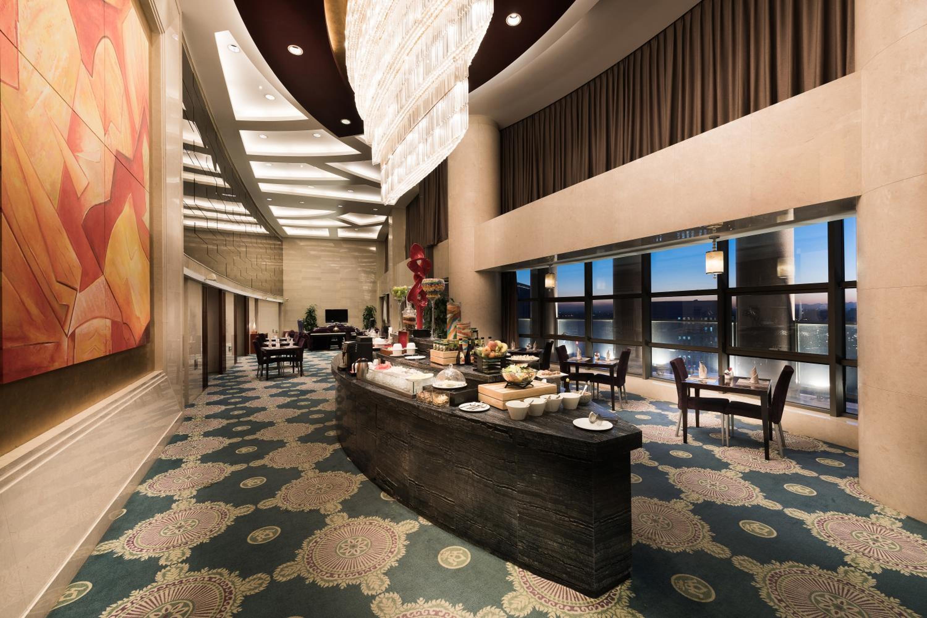 Execlusive Suite, Lounge Access, 1 King Size Bedroom and 1 Living Room, High Floor  - Photo 5
