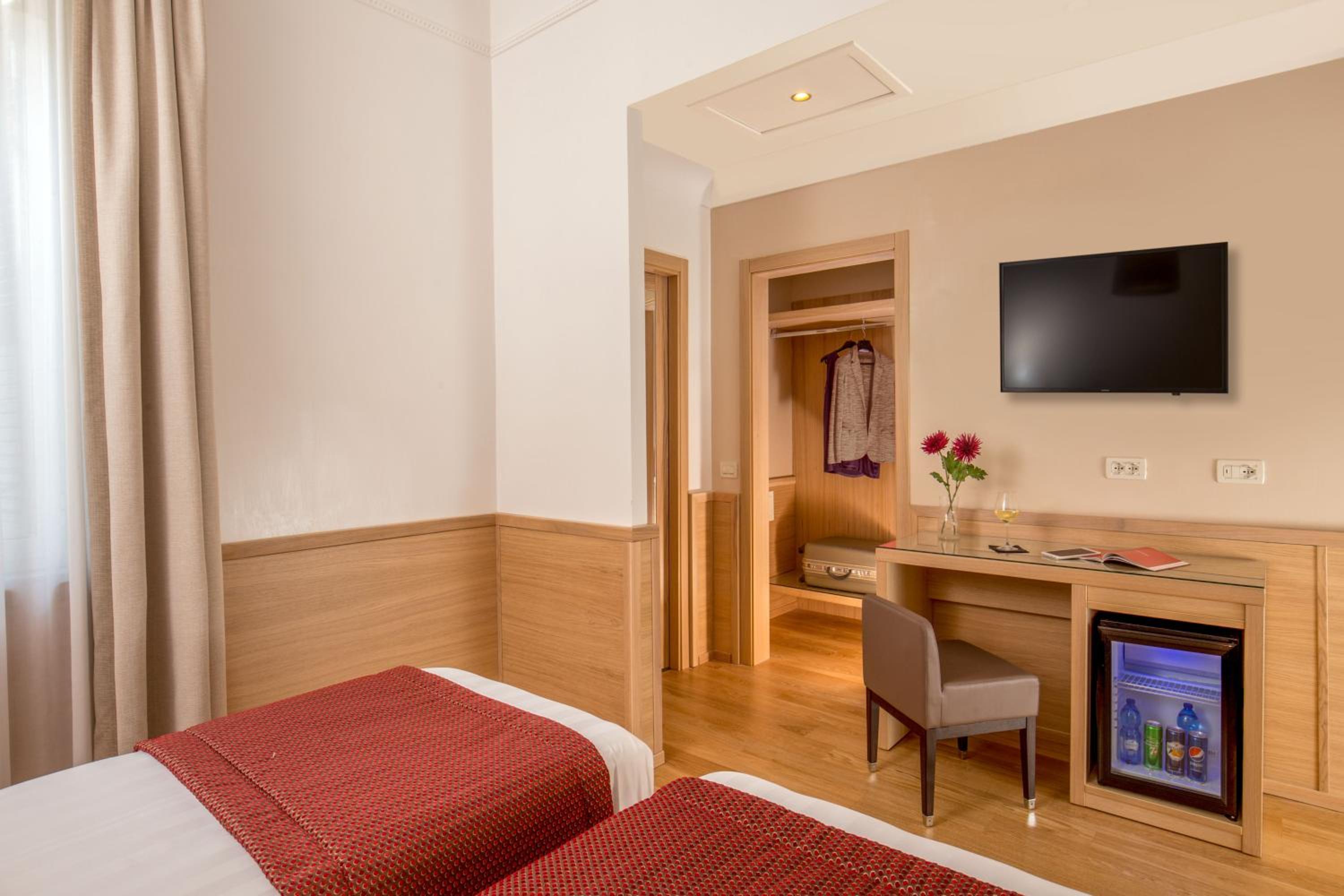 Superior Double or Twin Room thumbnail 6
