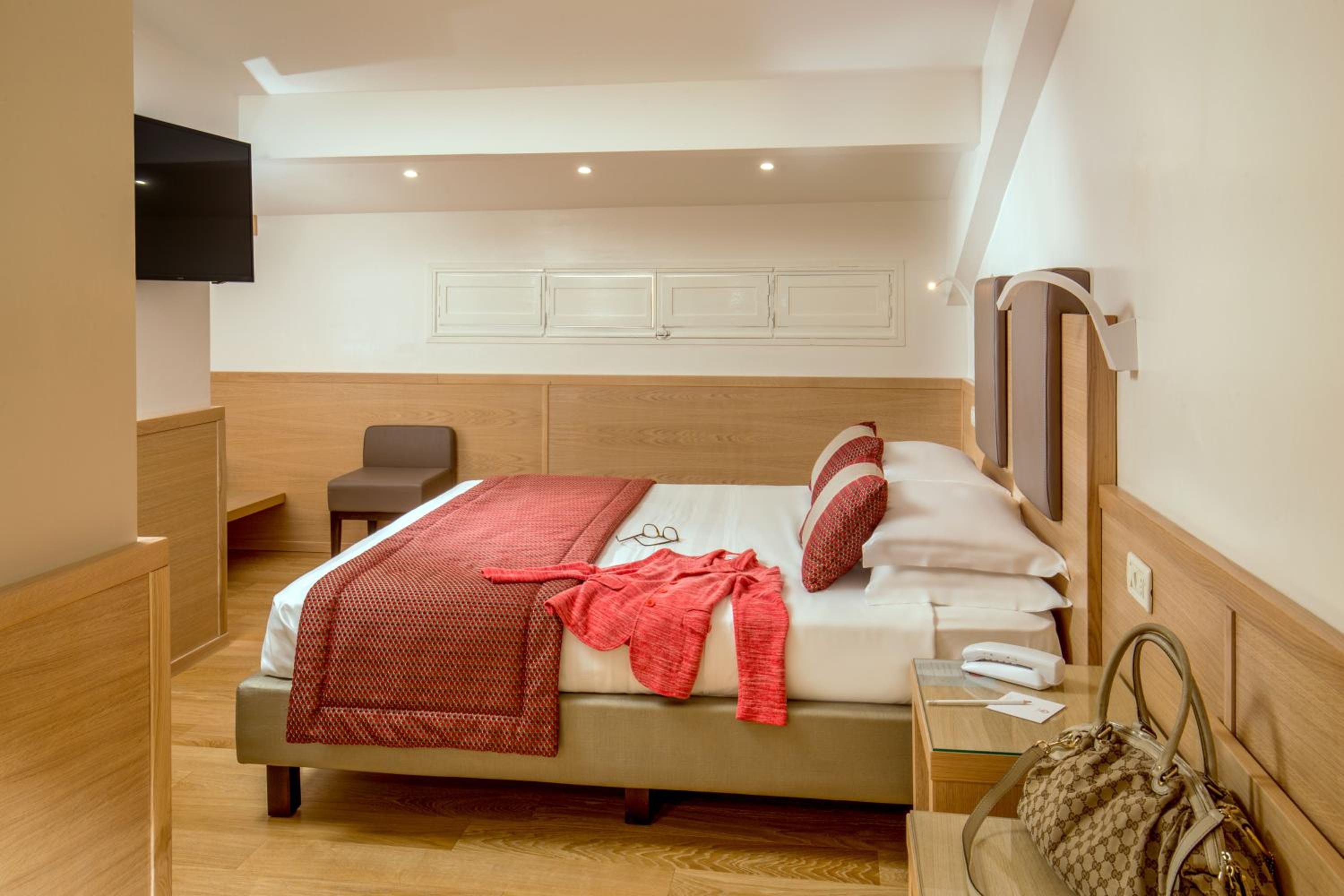 Superior Double or Twin Room thumbnail 5