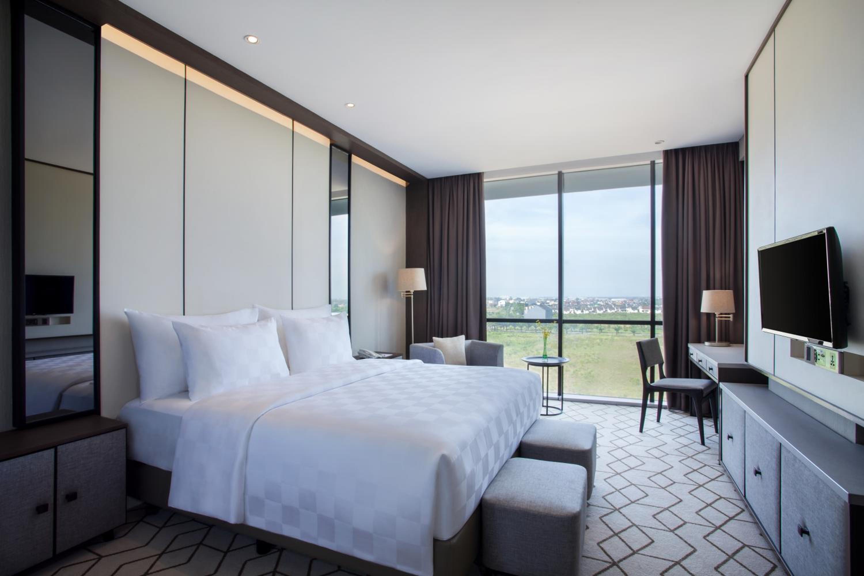 Executive - Queen Bed, Non-Smoking photo 3