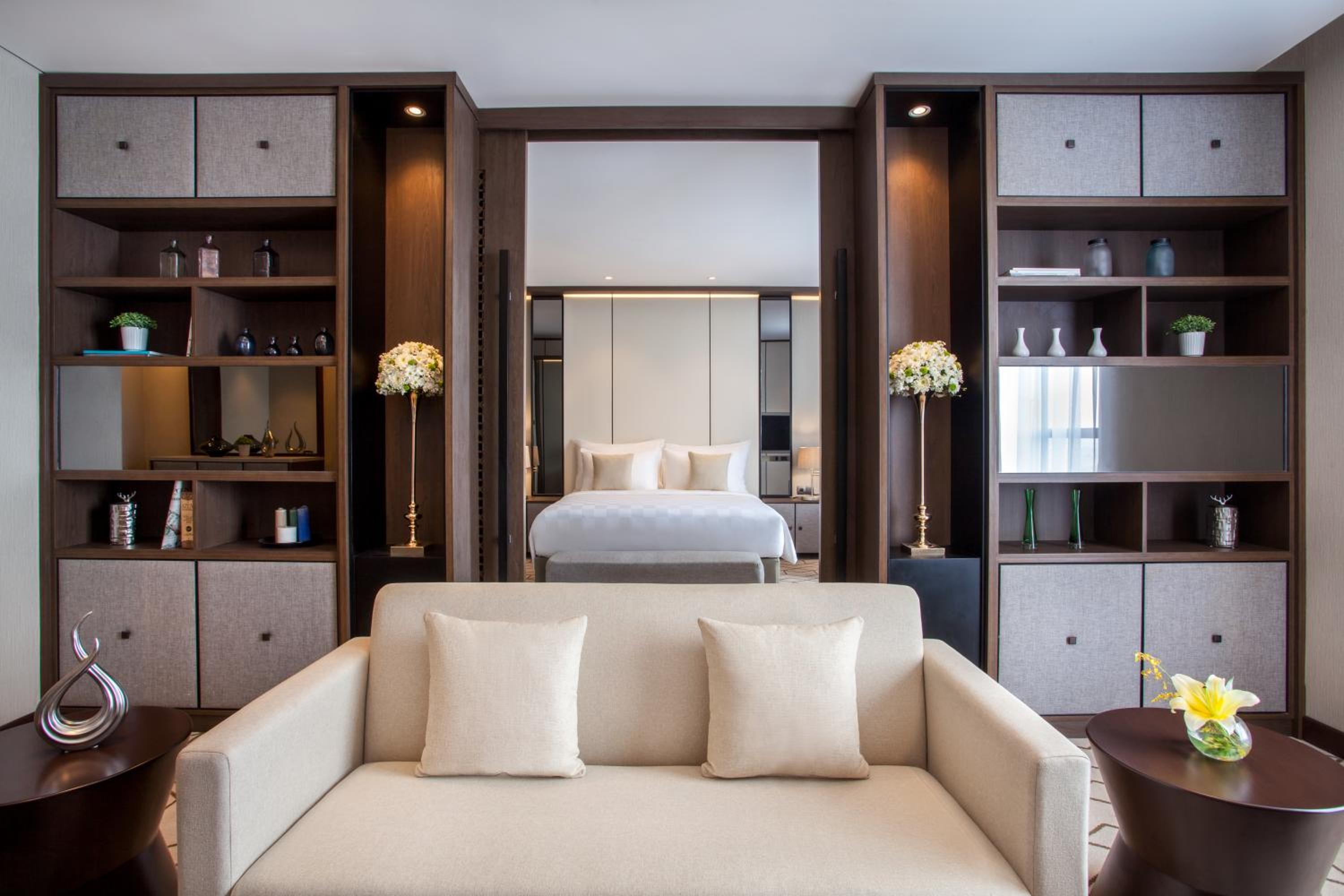 Junior Suite - Queen Bed, Non-Smoking photo 3