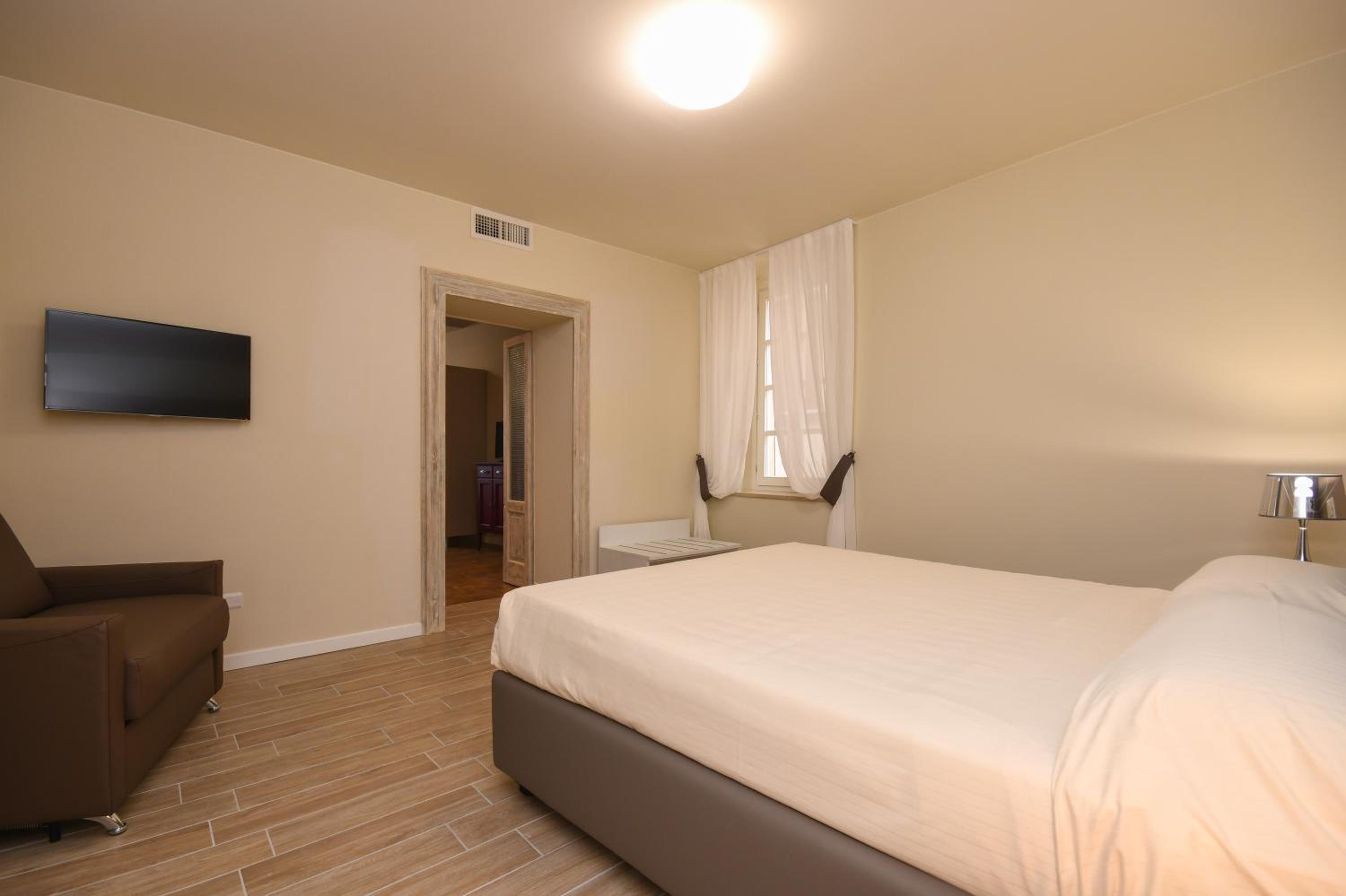One-Bedroom Apartment (5 Adults)