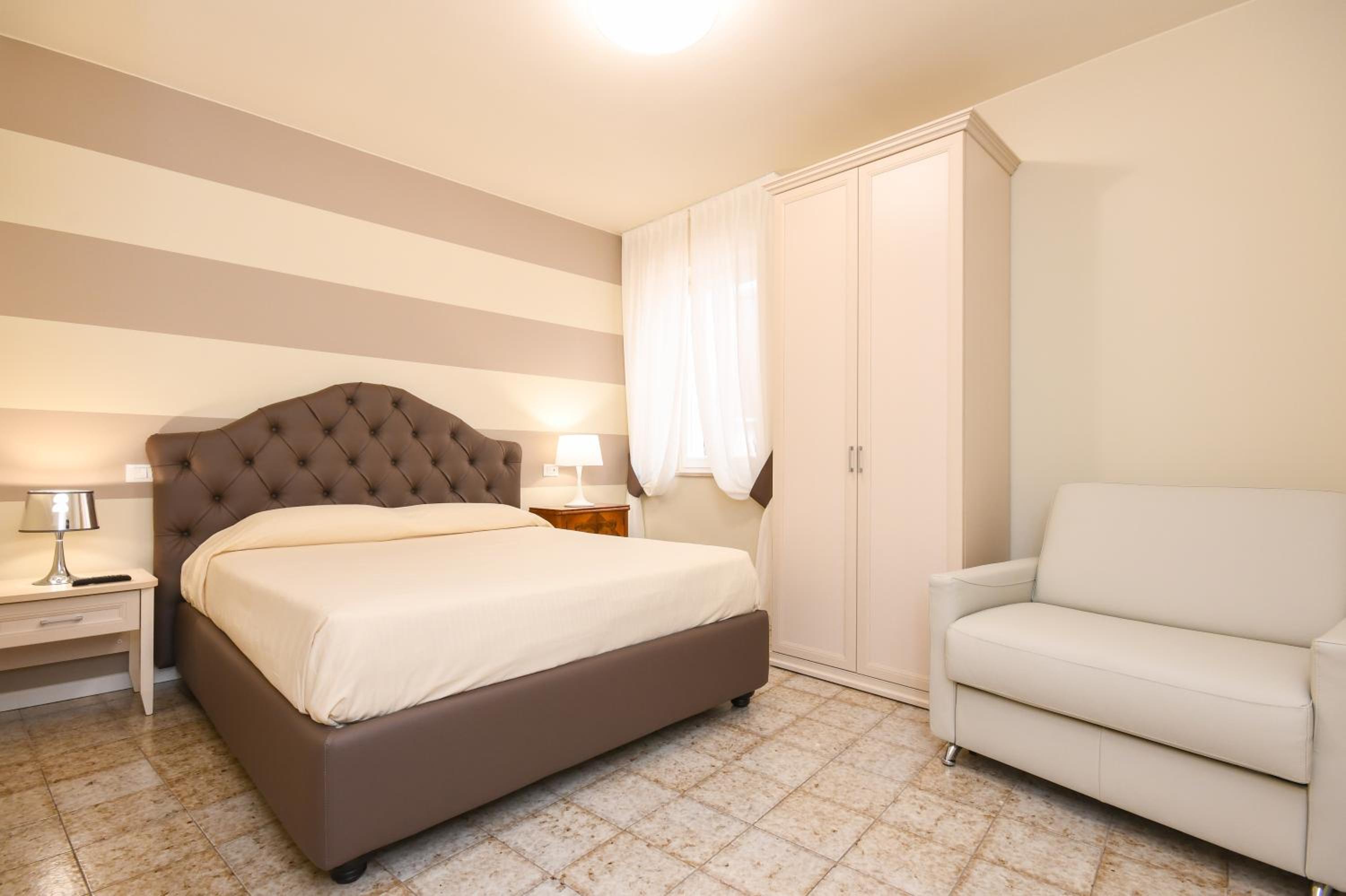 One-Bedroom Apartment and Lake View (3 Adults)