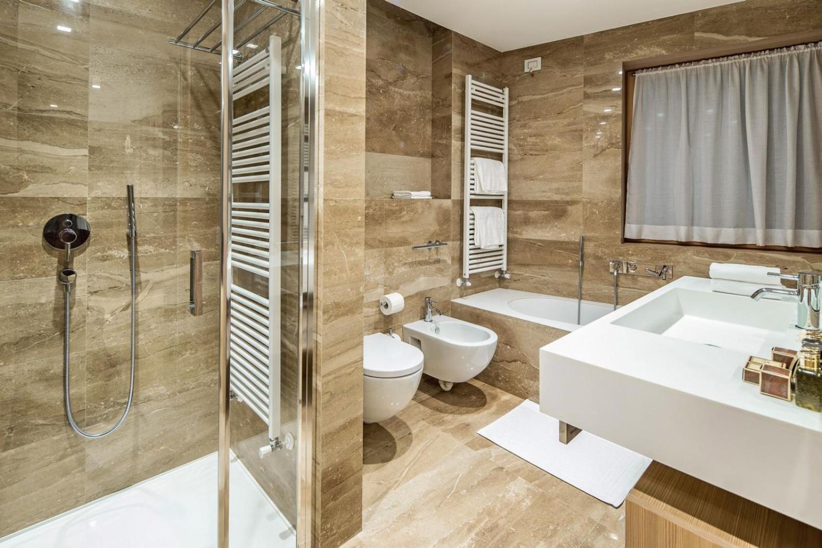 Luxury Suite - Photo 4