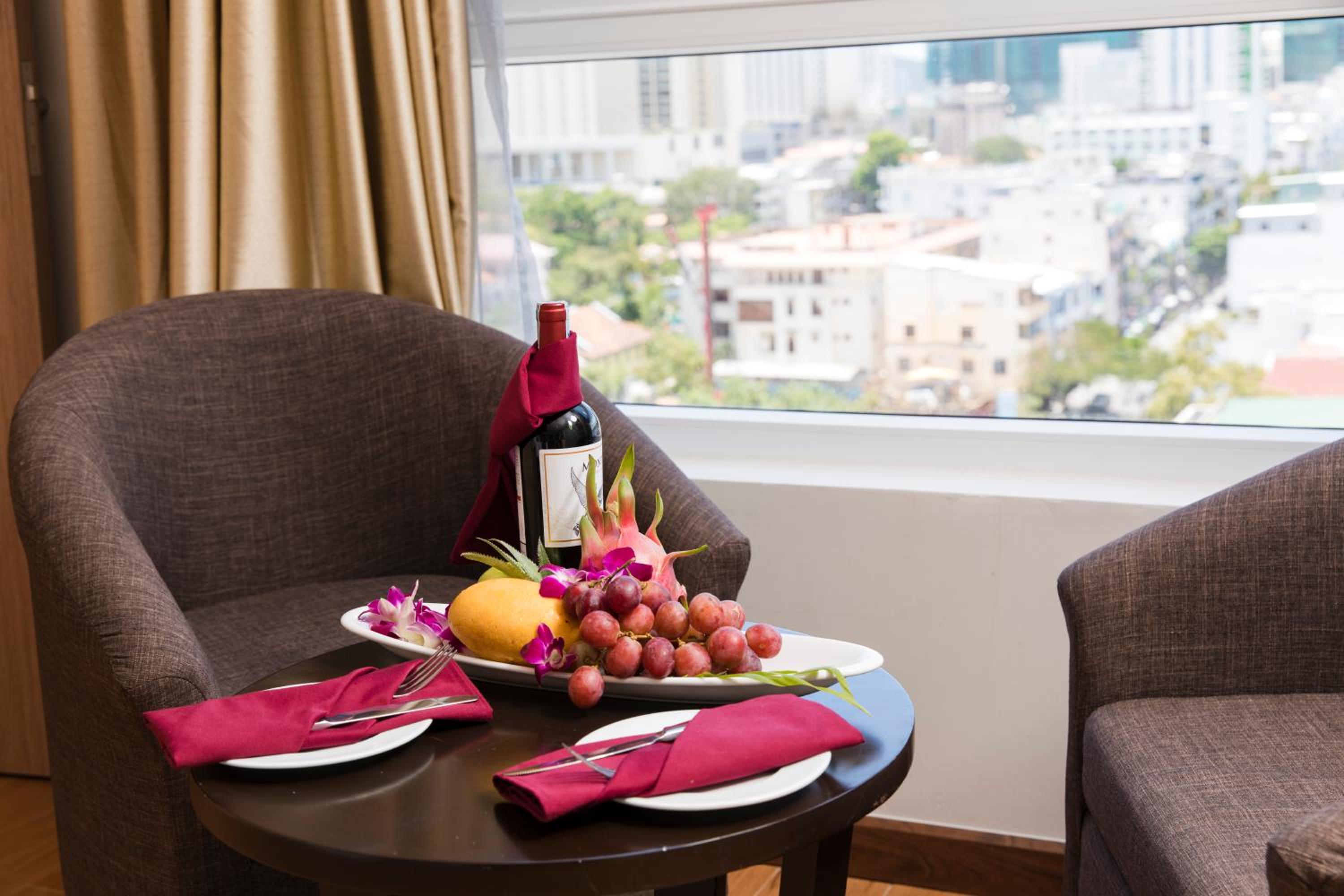 Deluxe Triple Room with City View - Photo 4