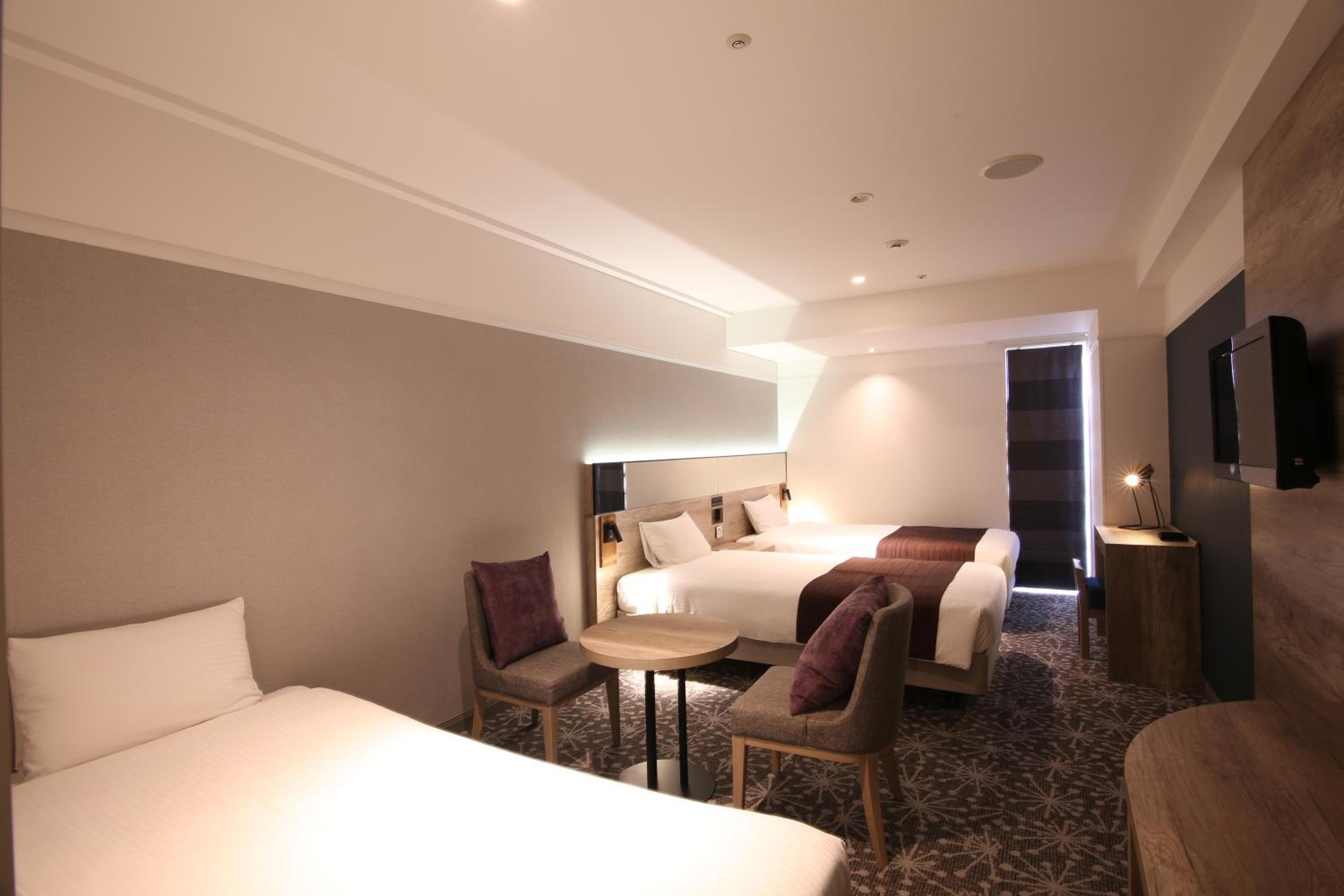 Superior Twin Room with Sofa Bed - Non-Smoking - Photo 6