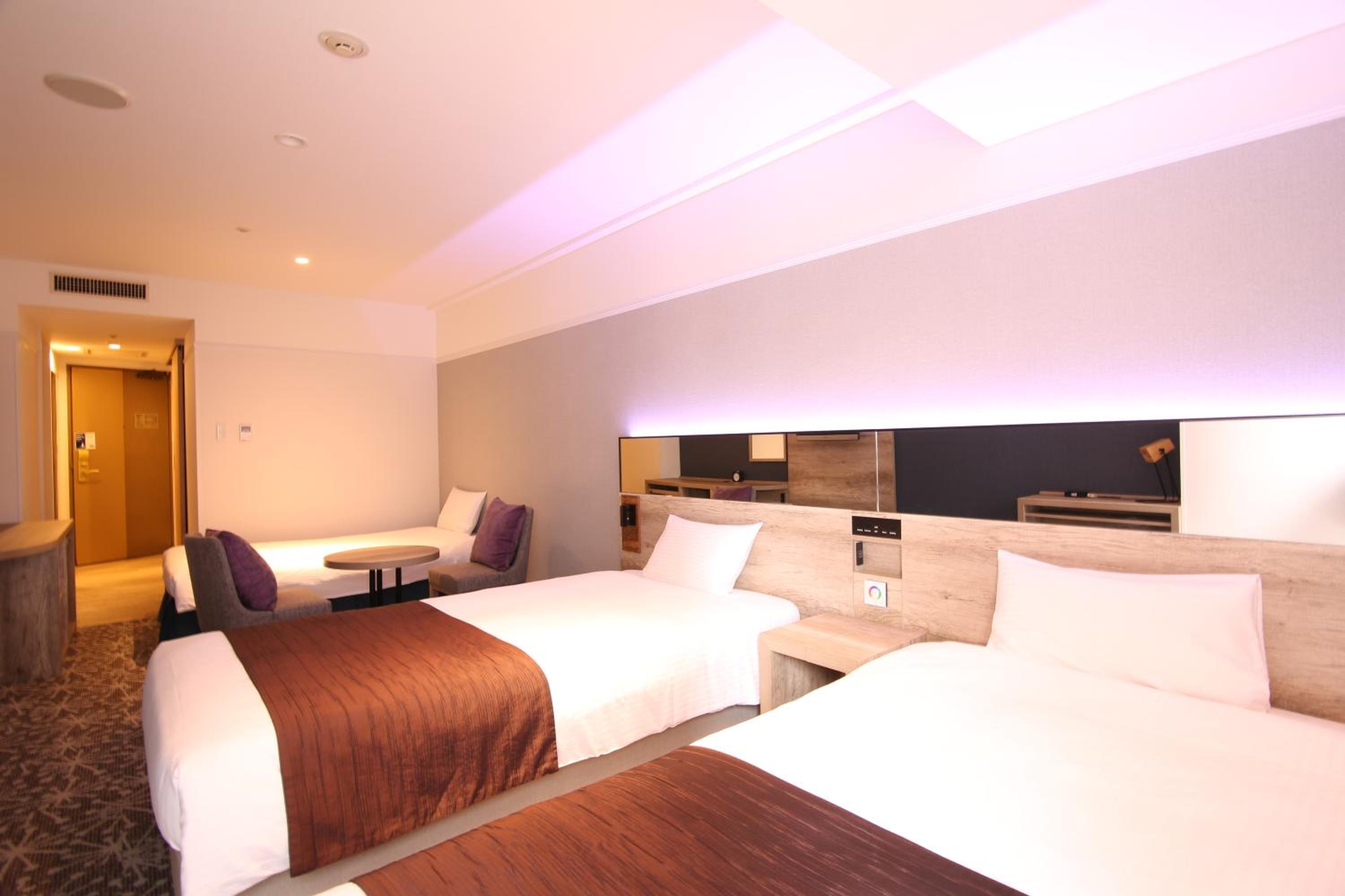 Superior Twin Room with Sofa Bed - Non-Smoking - Photo 4