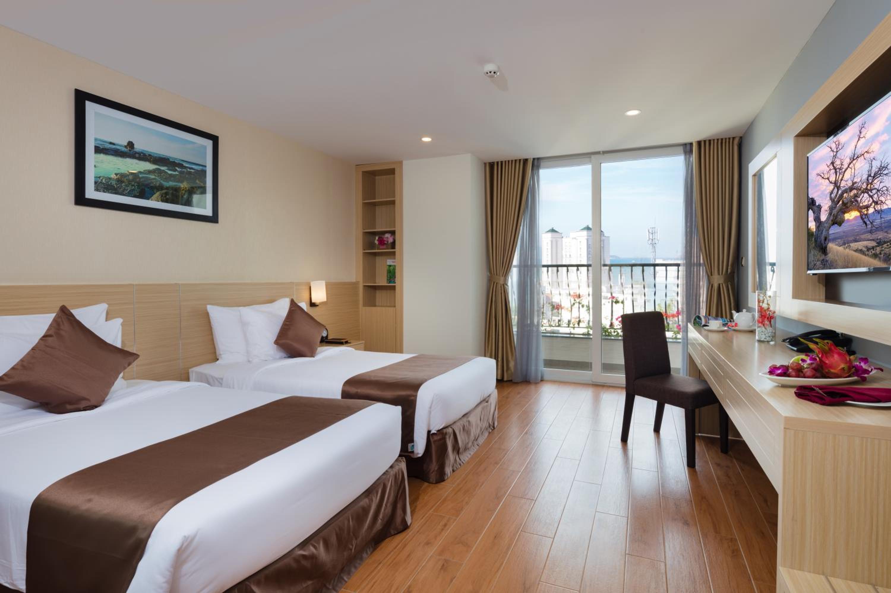 Senior Deluxe Double or Twin Room with Balcony & City - Sea View - Photo 2