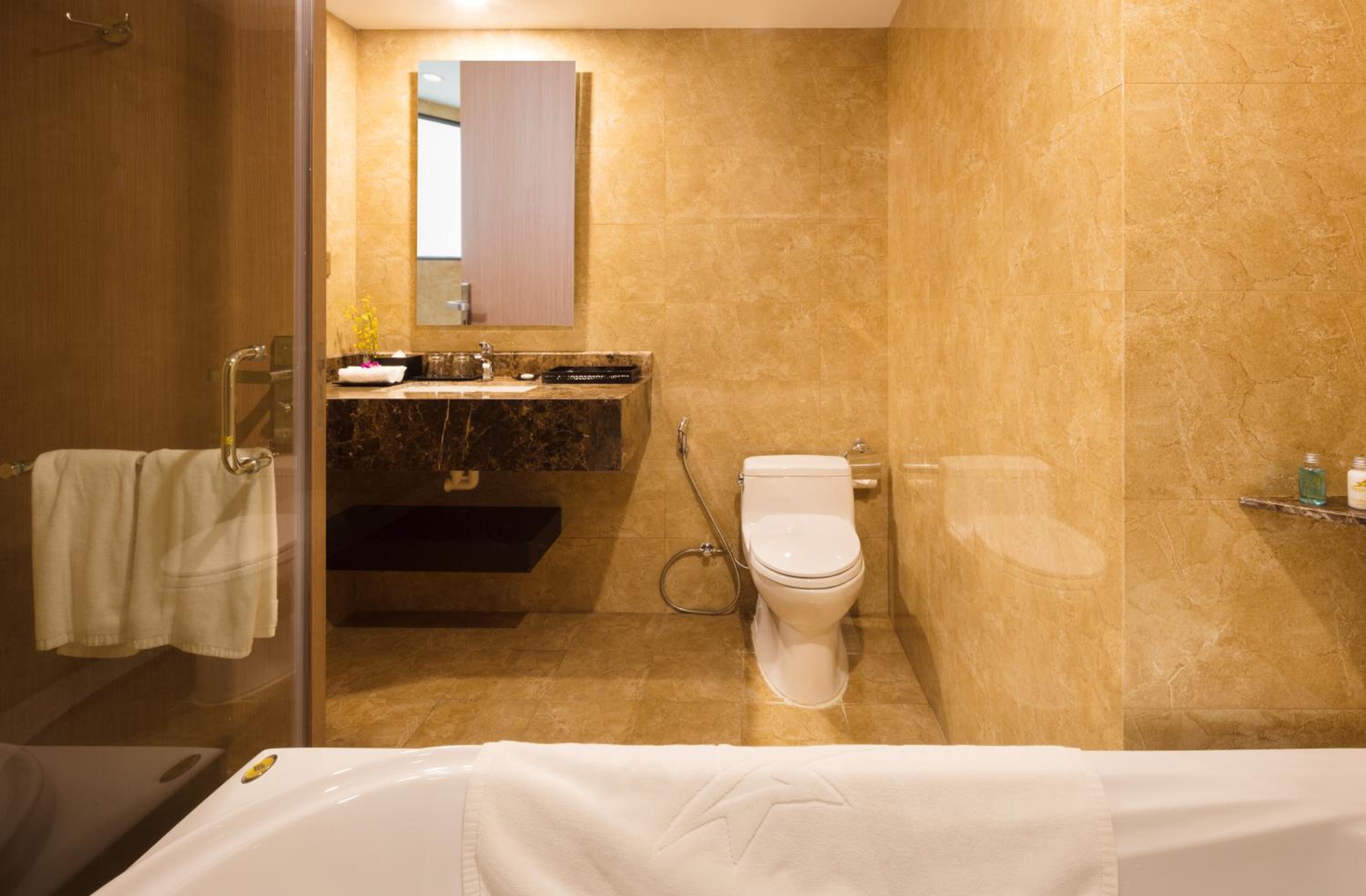 Senior Deluxe Double or Twin Room with Balcony & City - Sea View - Photo 4
