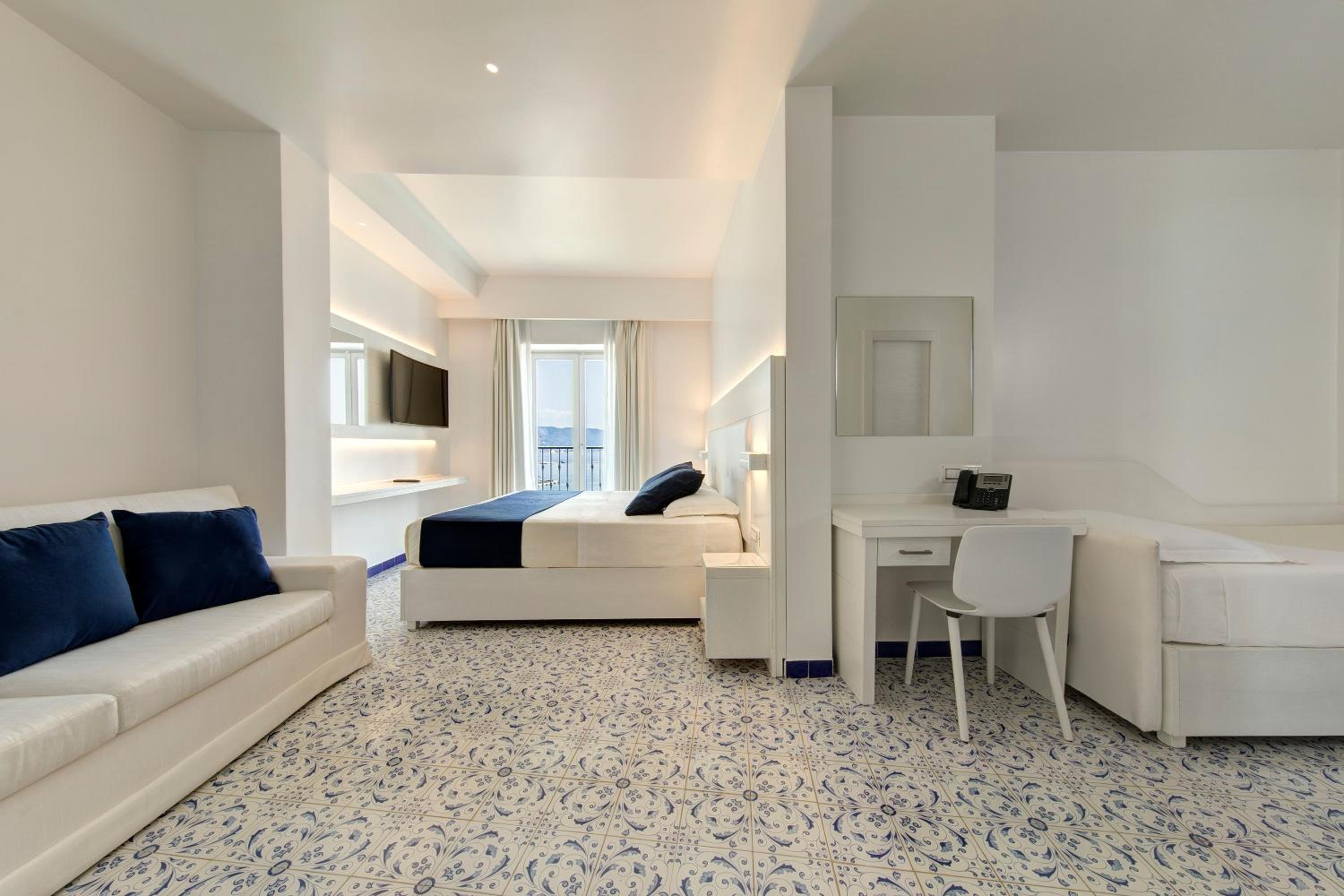 Superior Family Room with Partial Sea View - Photo 12