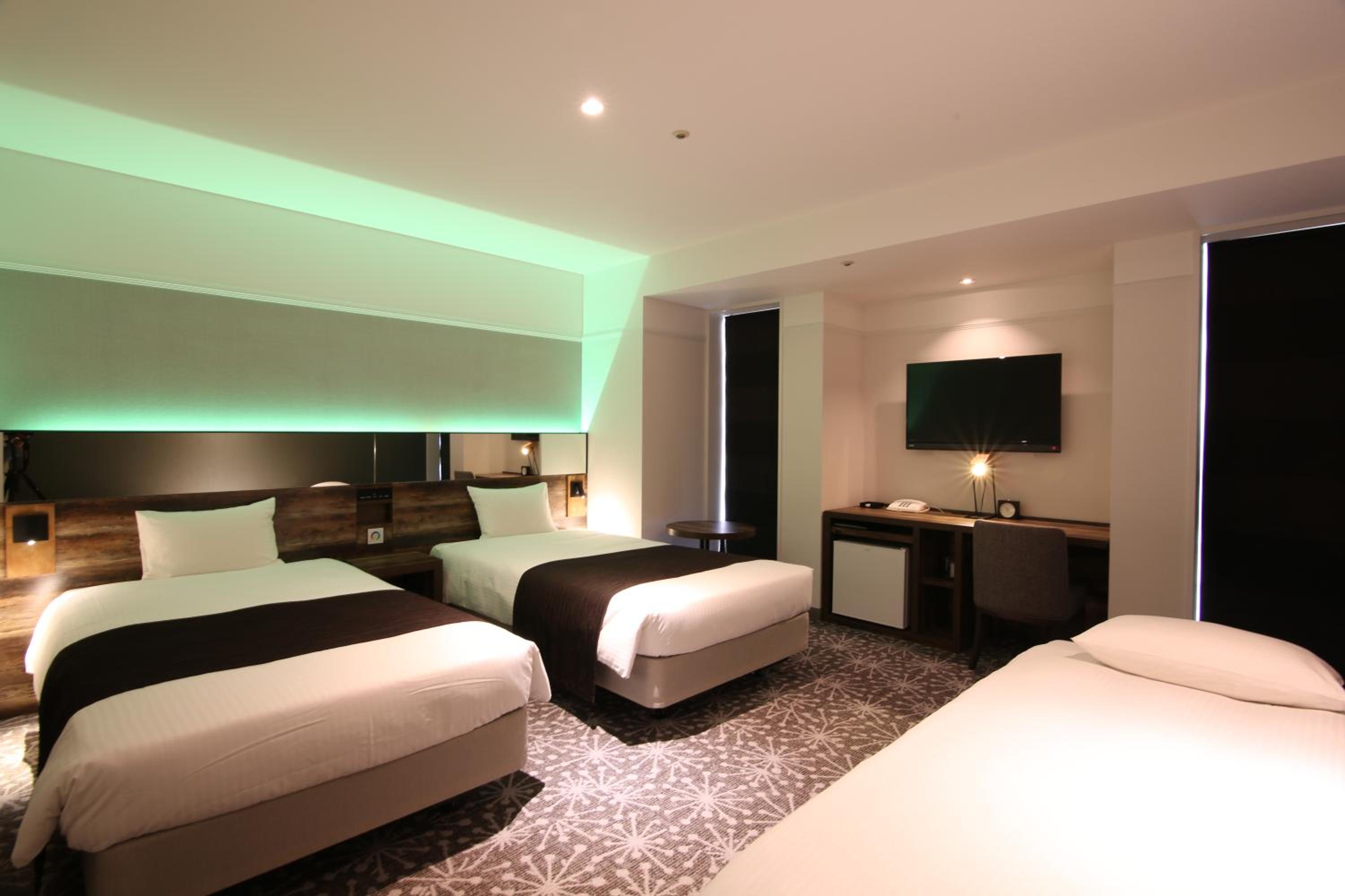 Deluxe Twin Room with Sofa Bed - Non-Smoking - Photo 5