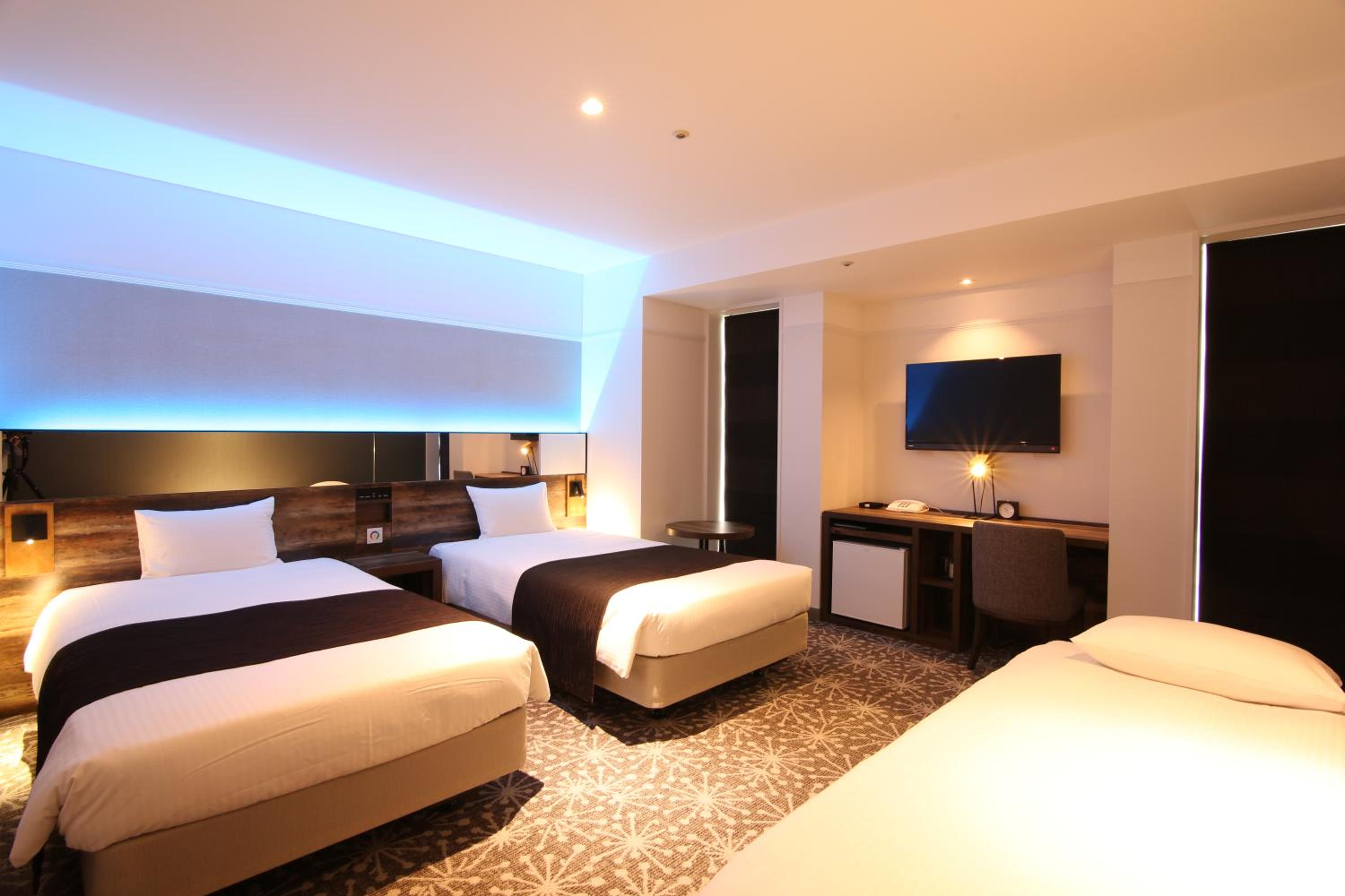 Deluxe Twin Room with Sofa Bed - Non-Smoking - Photo 4