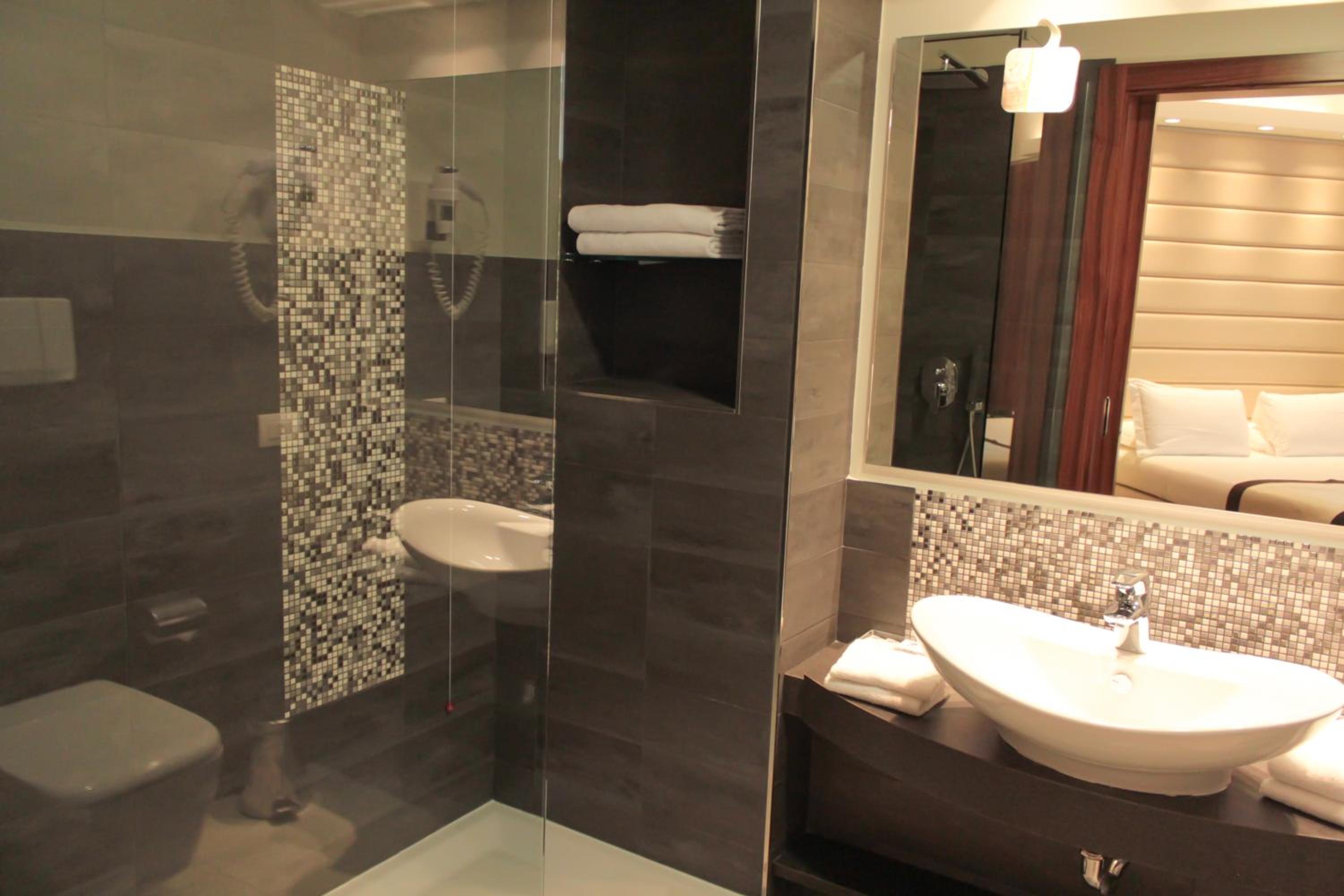Standard Queen Room - Photo 2