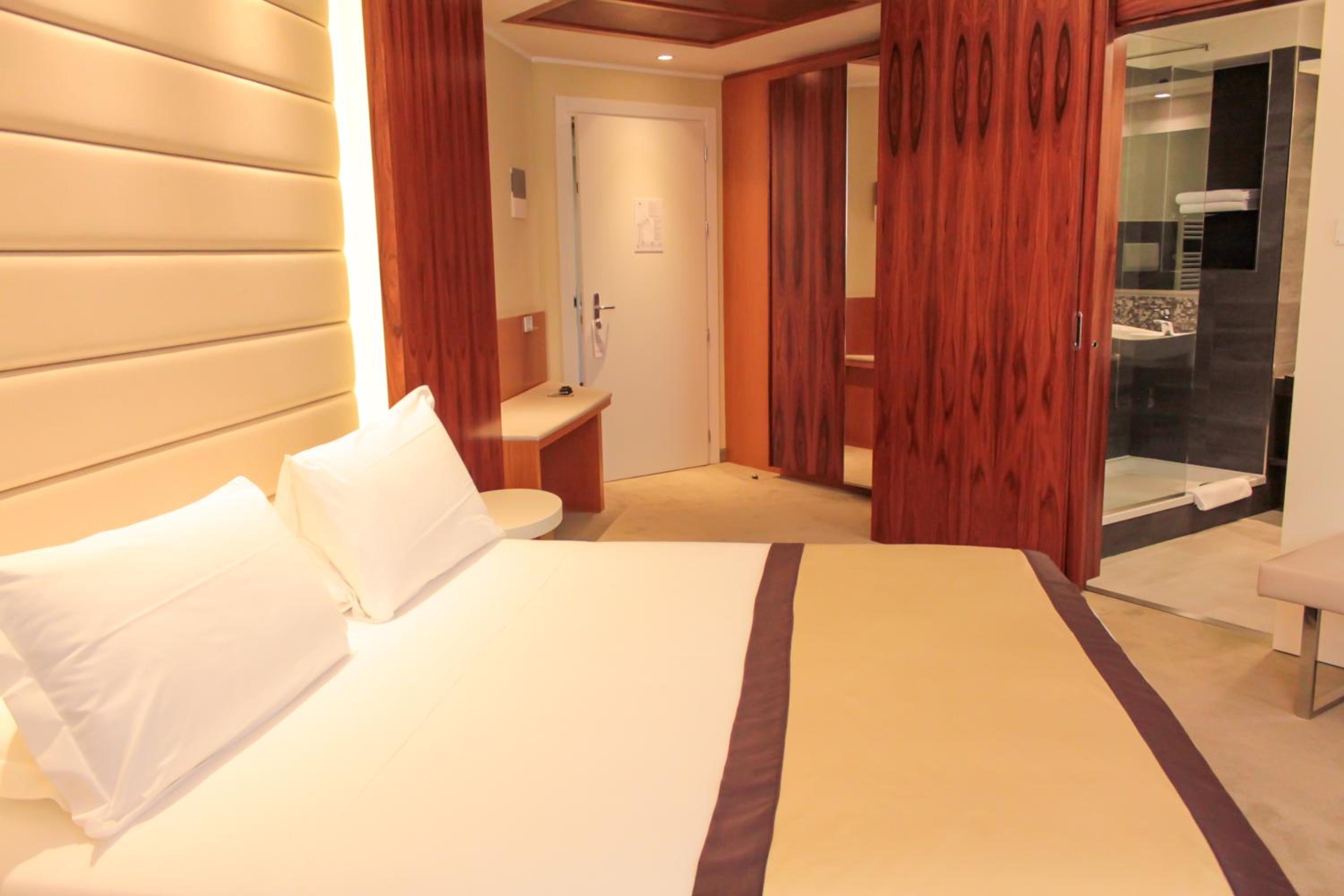 Deluxe Queen Room - Non-Smoking photo 2