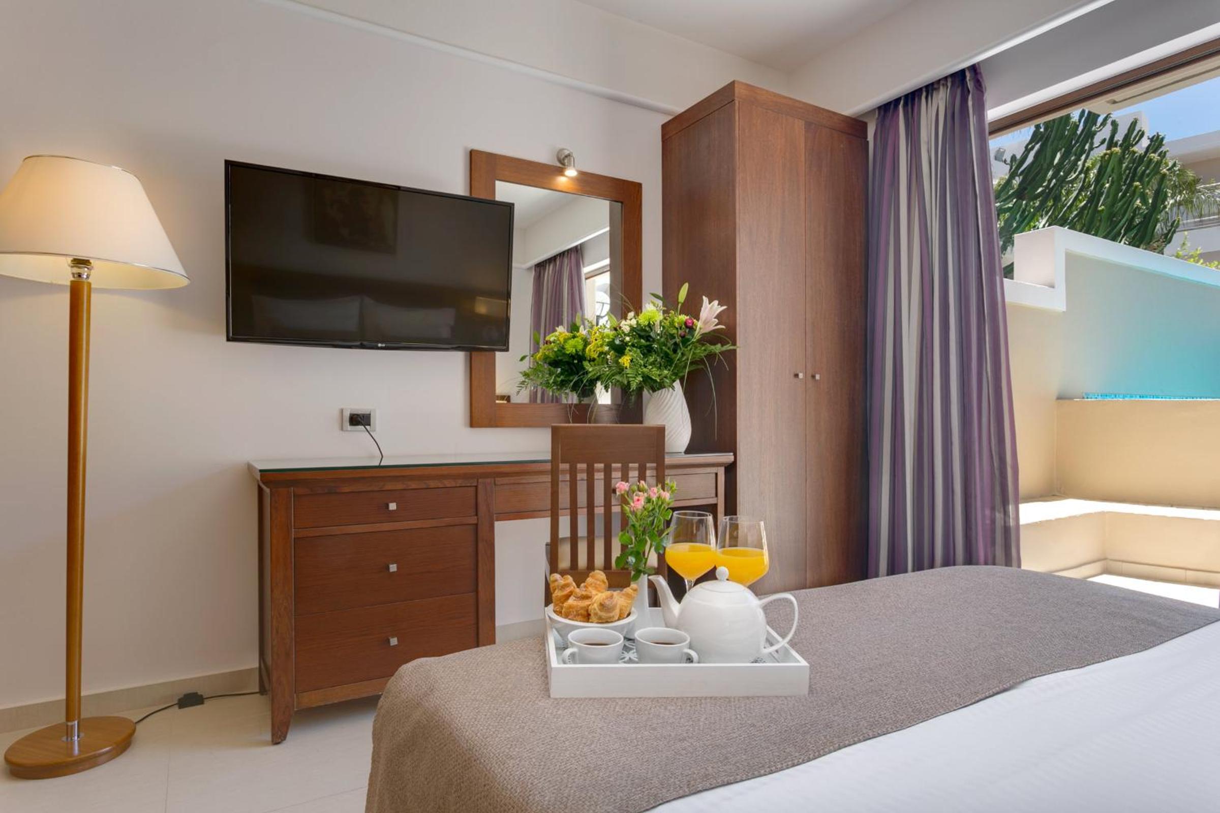 Junior Suite with Private Pool - Photo 22