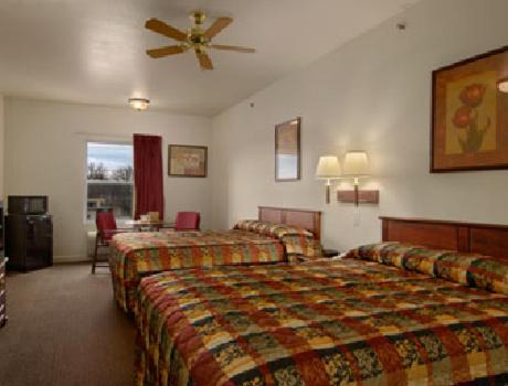 Queen Room with Two Queen Beds - Smoking - Photo 4