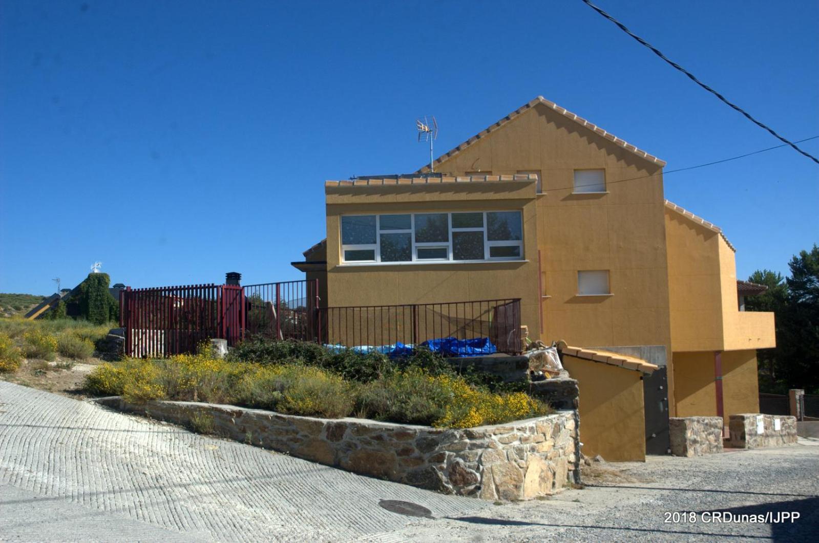 Six-Bedroom House - Photo 4
