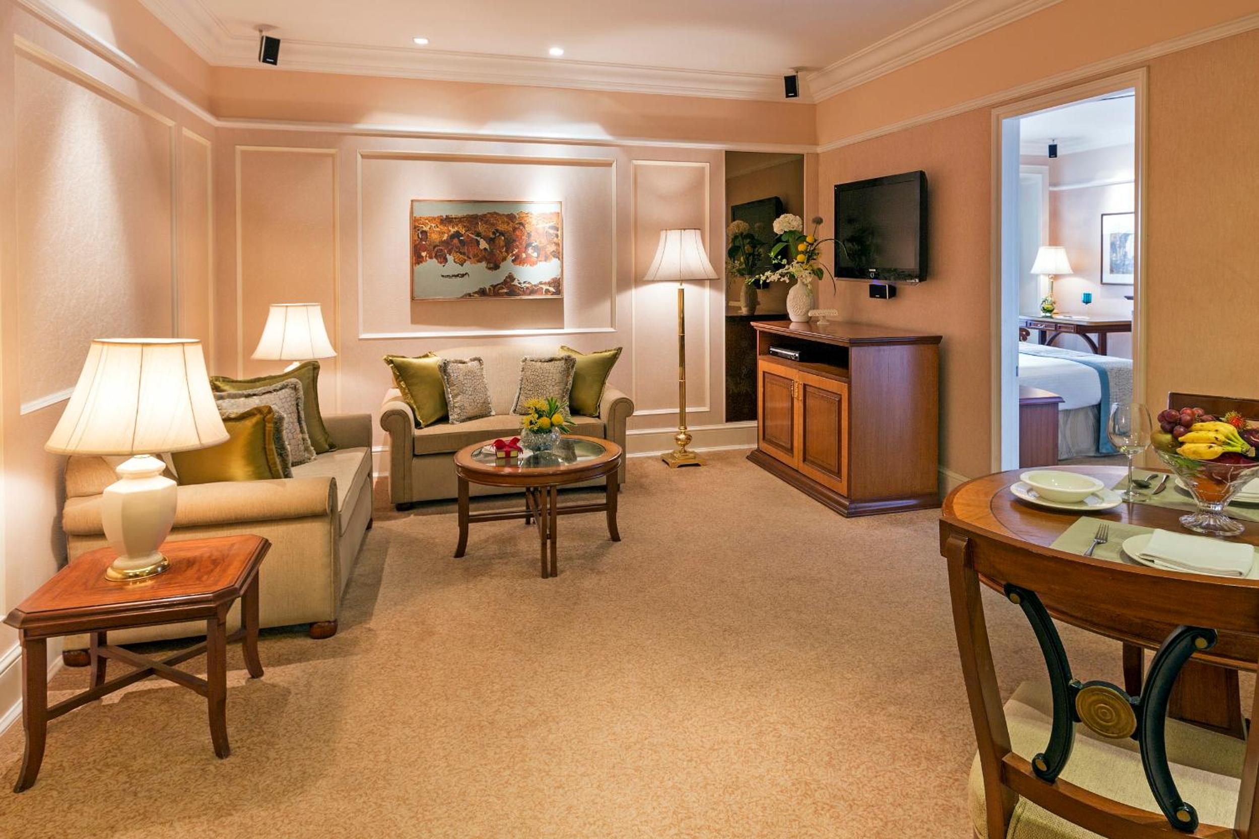 Executive Suite Pool View - High tea, evening cocktails, butler service, Complimentary 1 way airport transfer thumbnail 5