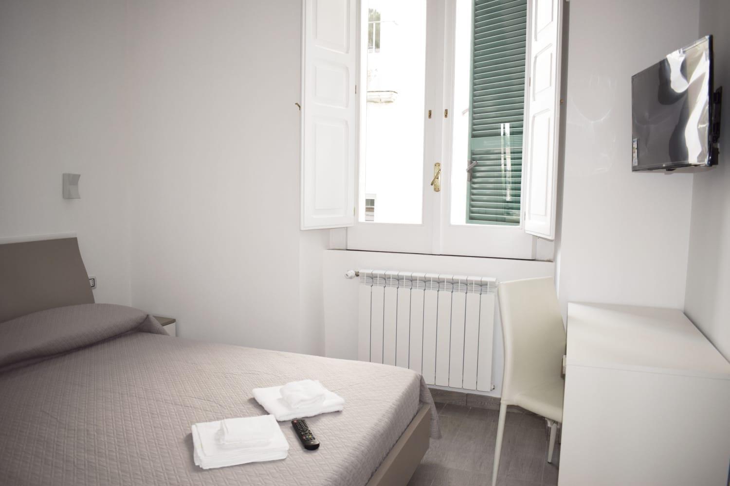 Standard King Room - Photo 13
