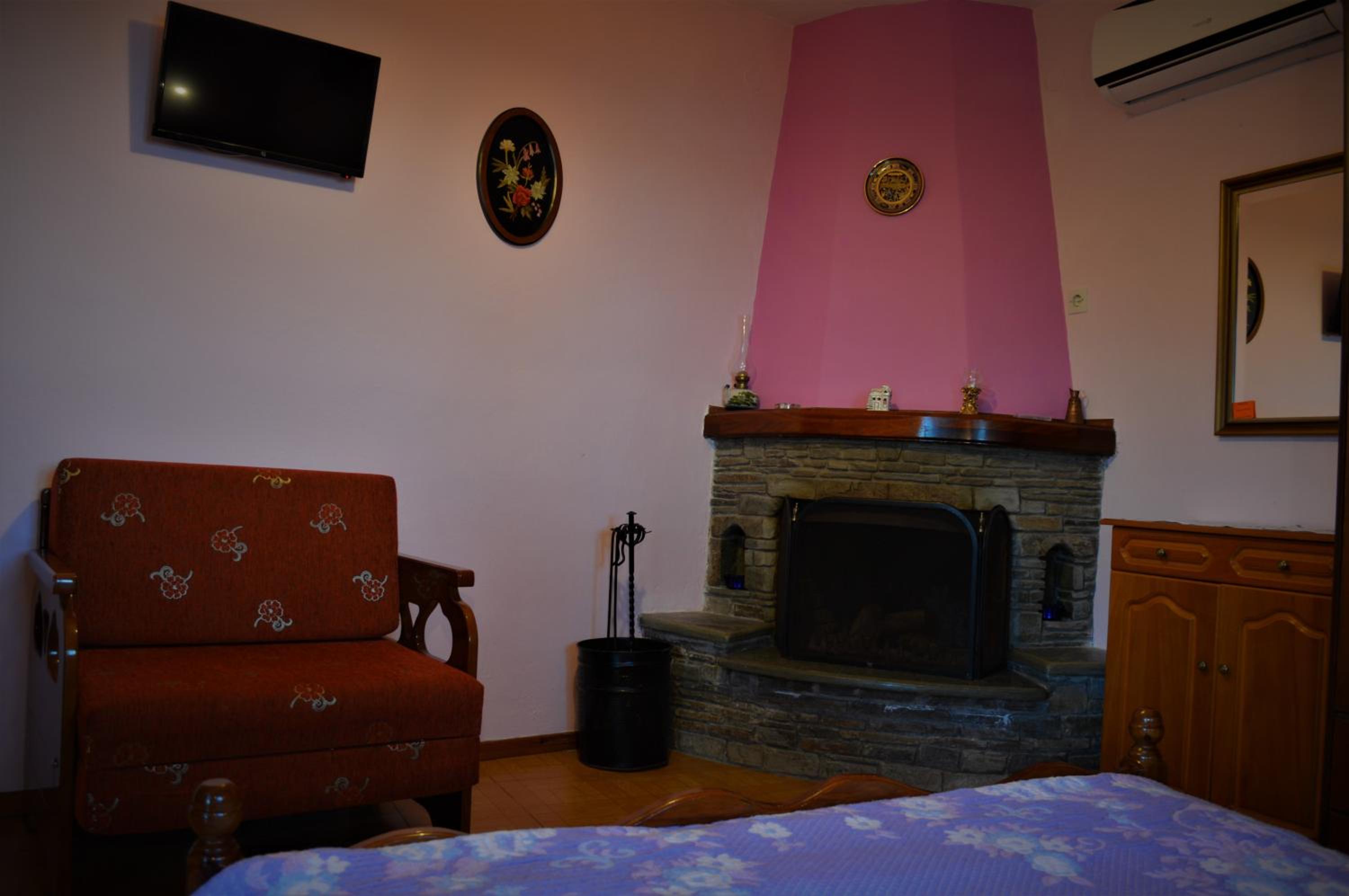 Studio with Fireplace and Garden View - Photo 7