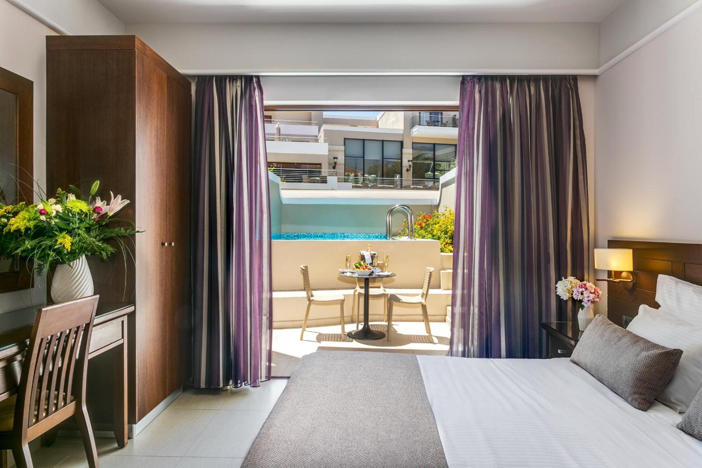 Junior Suite with Private Pool - Photo 31