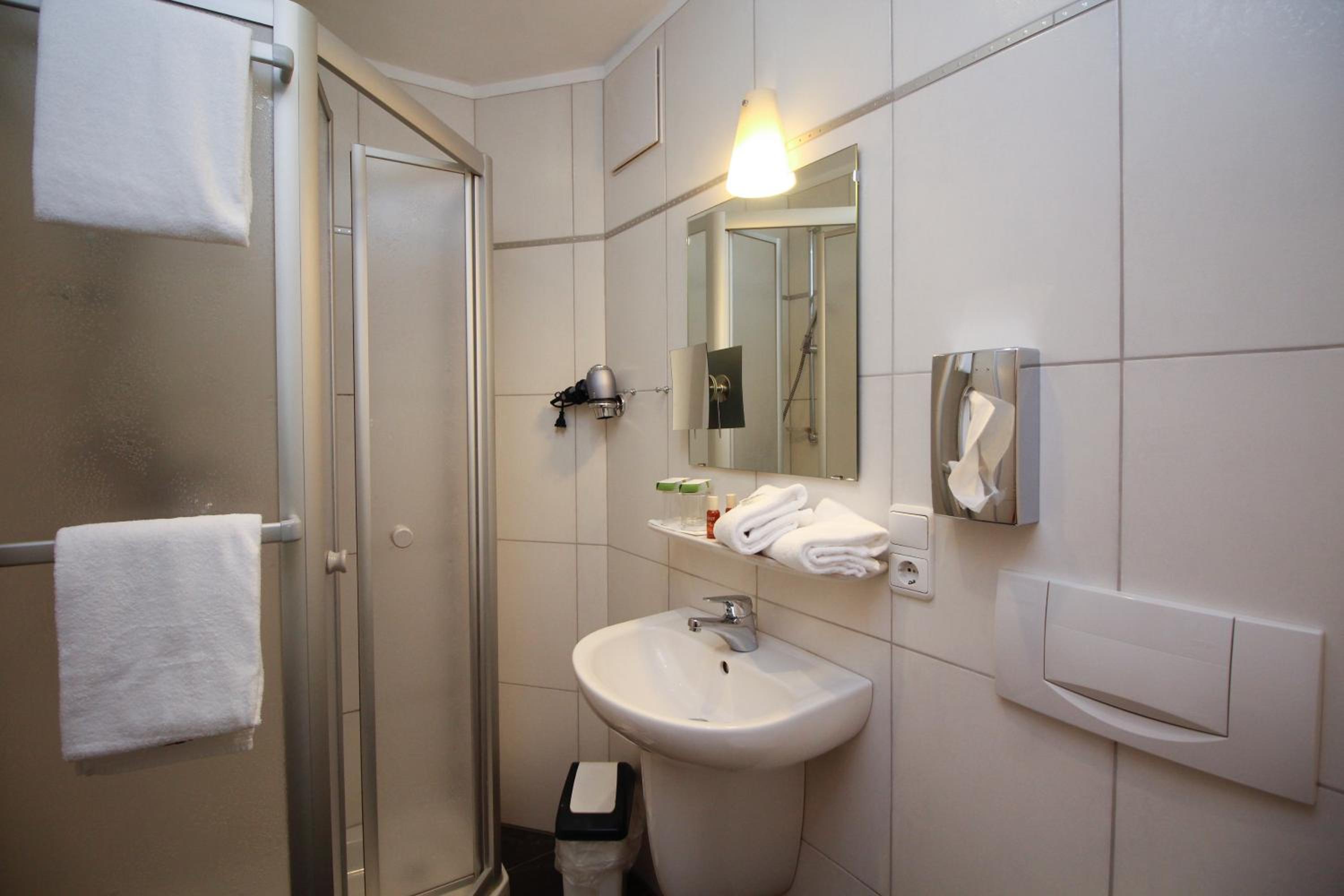 Standard Double Room - Photo 8