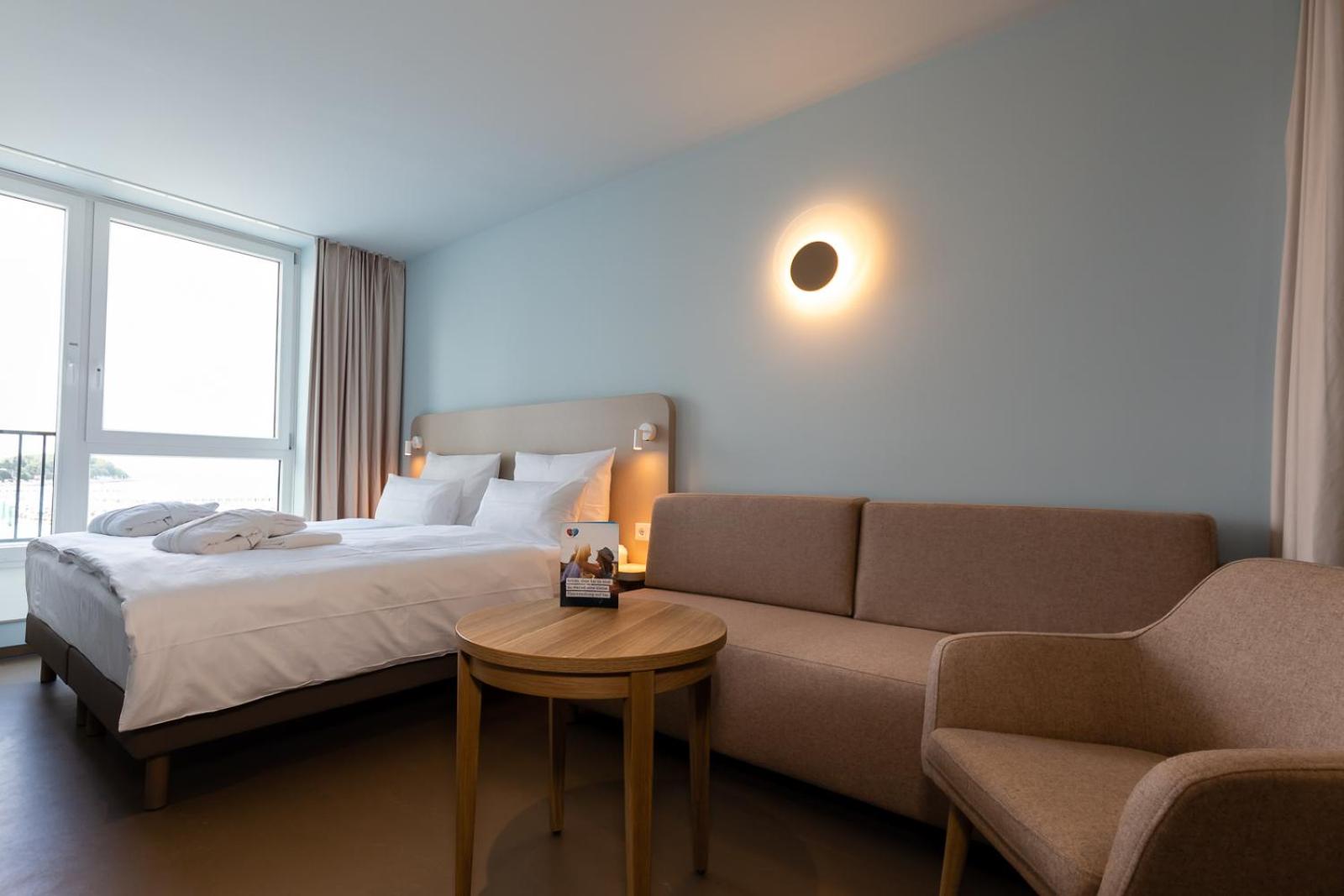 Double Room with Sea View thumbnail 5