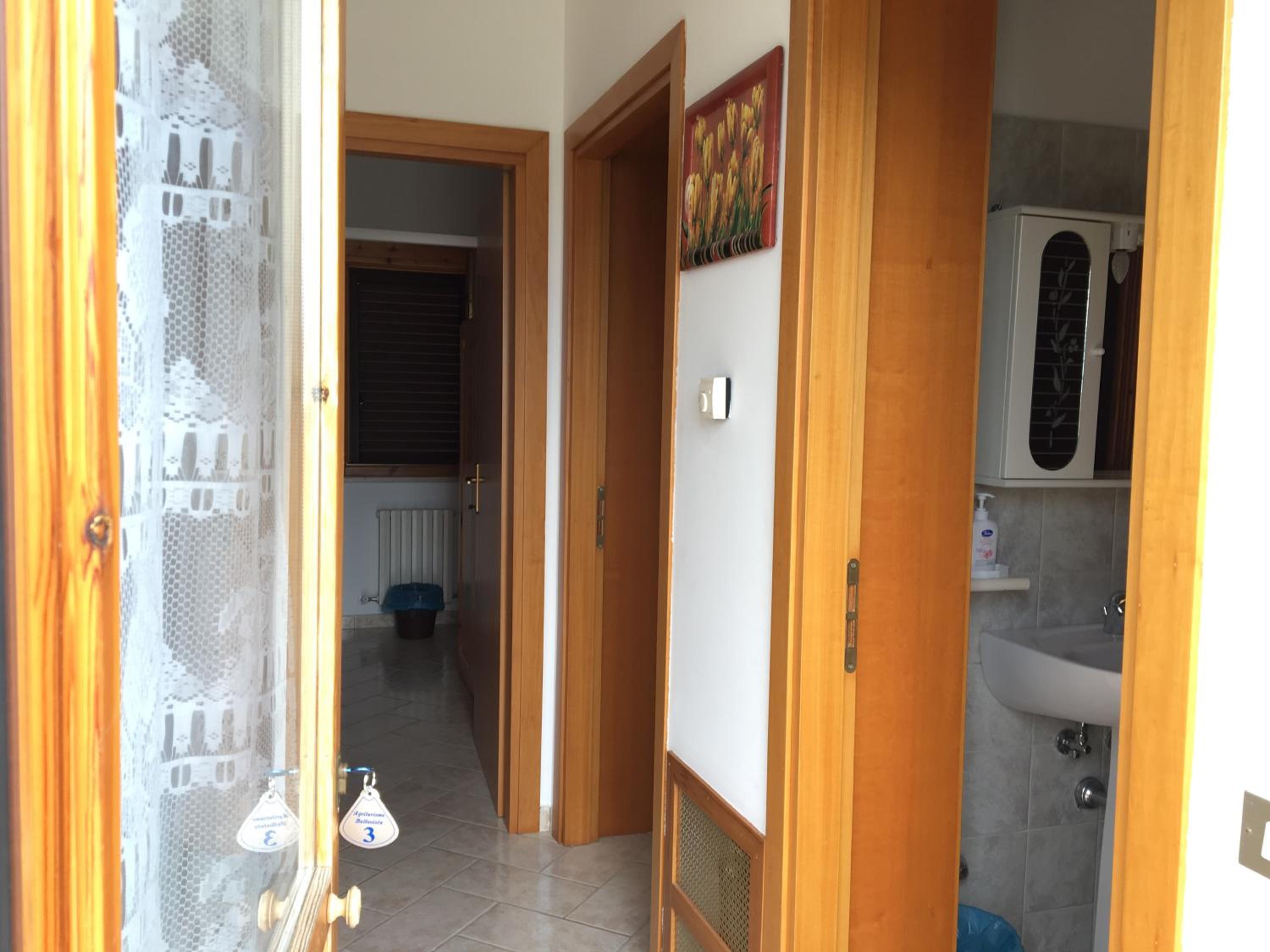 Quadruple Room with Private Bathroom - Photo 8