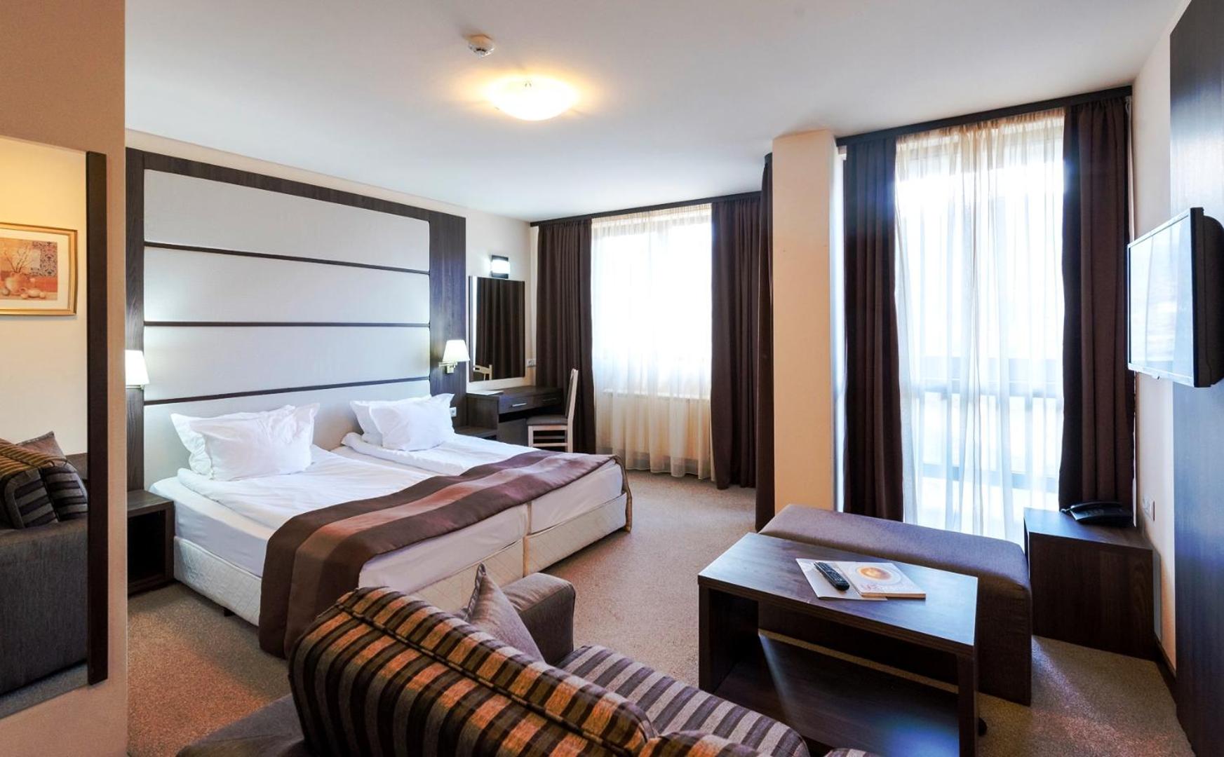 One-Bedroom Suite with Balcony (2 Adults) photo 3