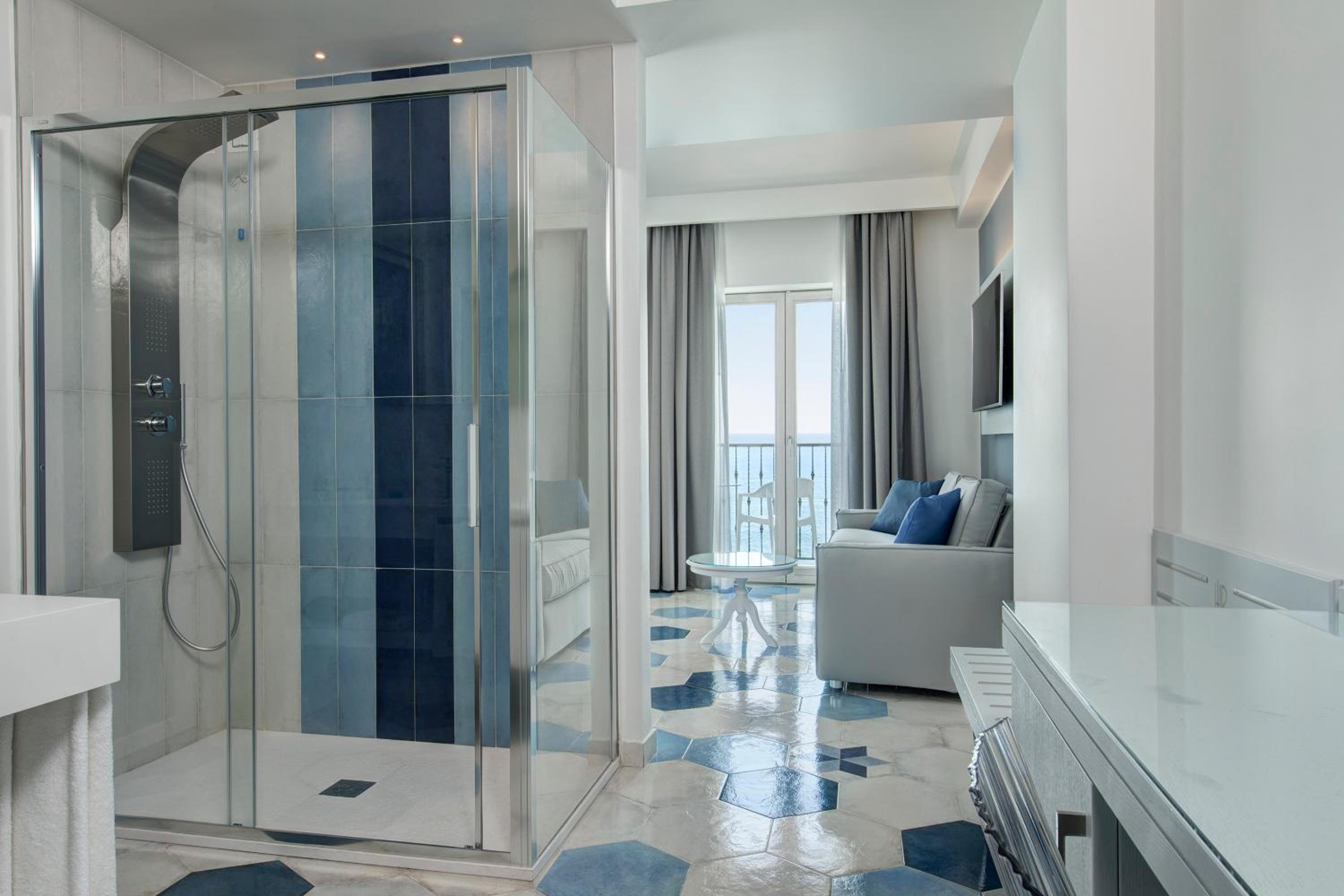 Superior Family Room with Partial Sea View - Photo 7
