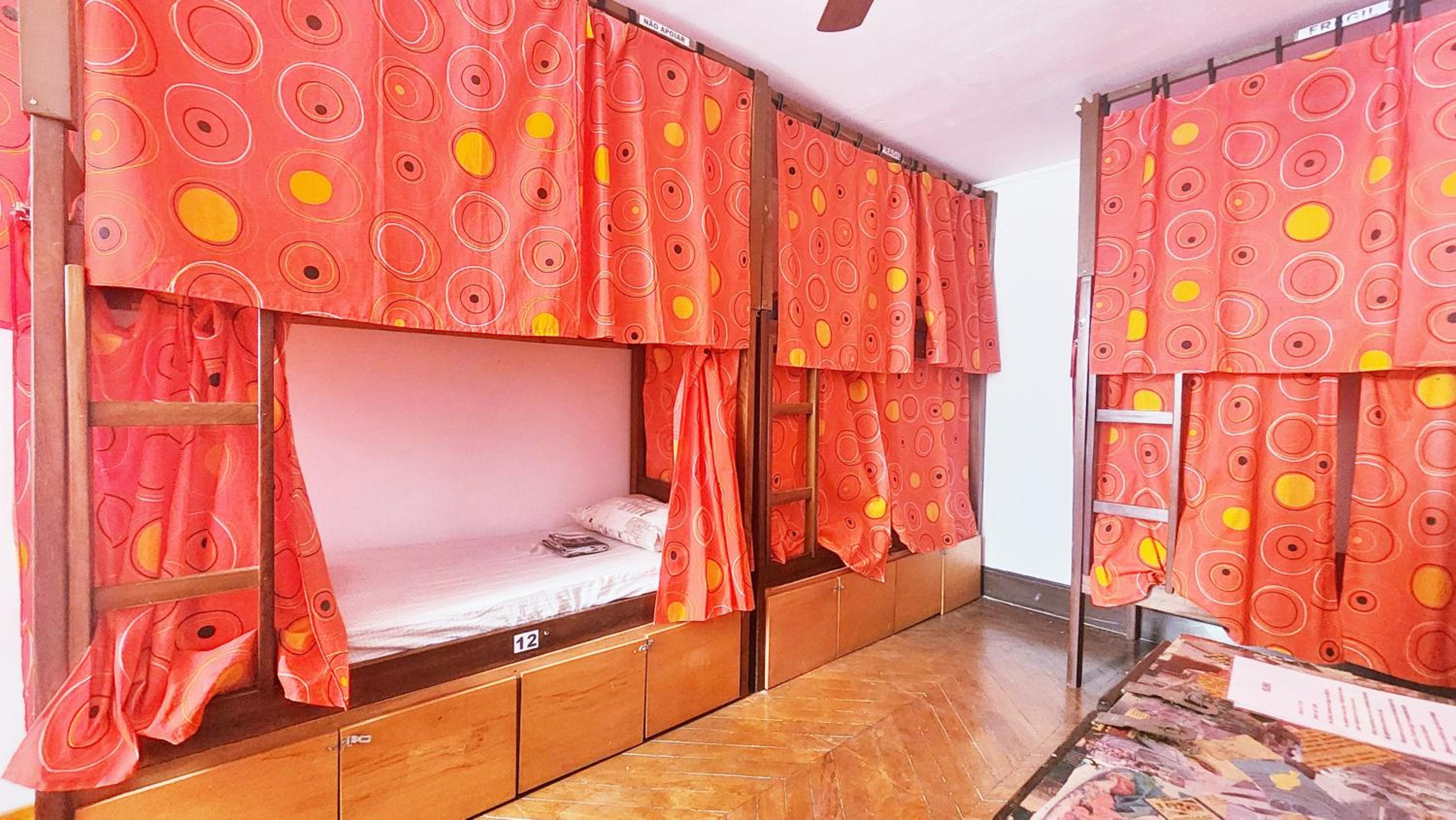 Bed in 8-Bed Mixed Dormitory Room with Fan