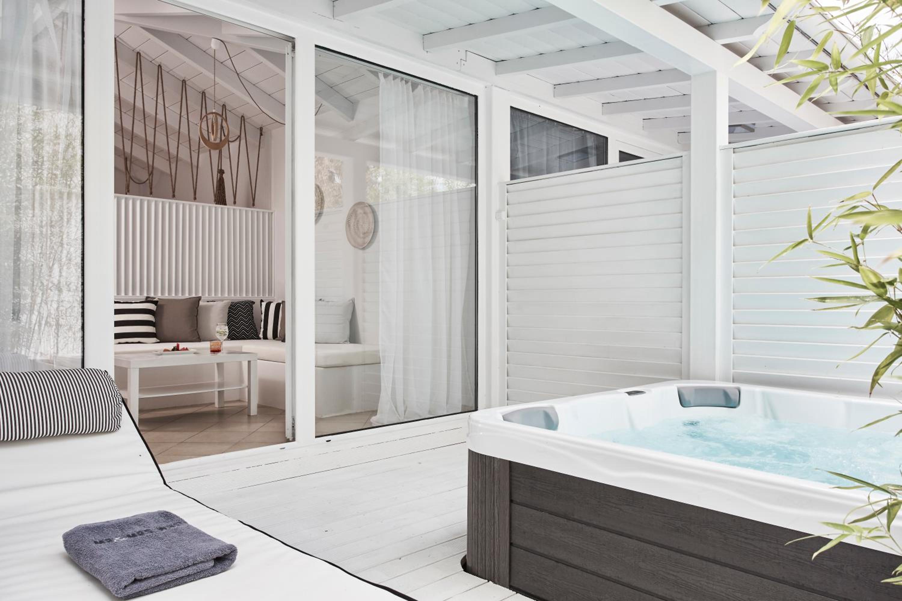 Honeymoon Suite with Outdoor Jacuzzi™ - Photo 2