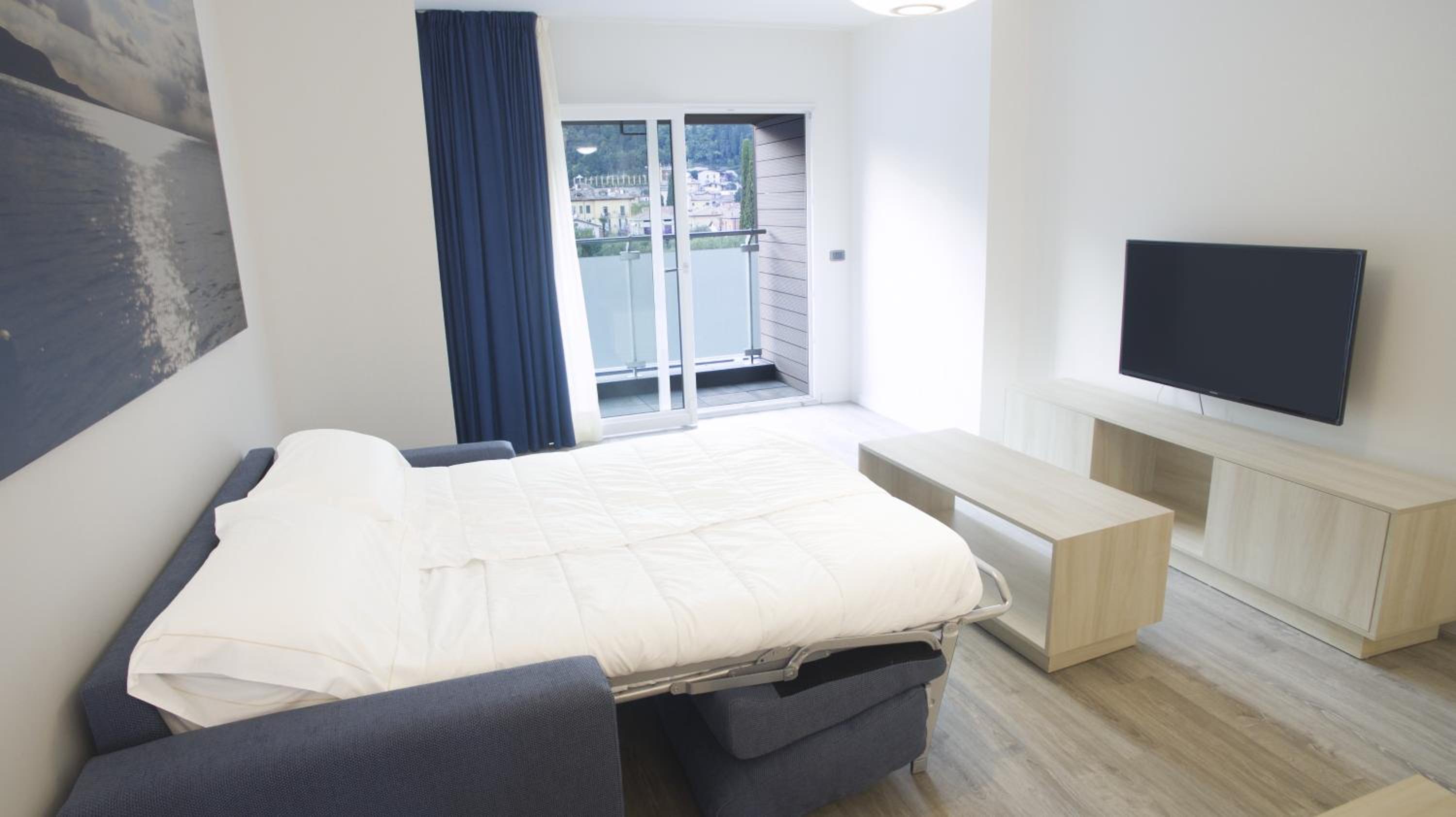 Studio Apartment with Balcony or Terrace photo 1