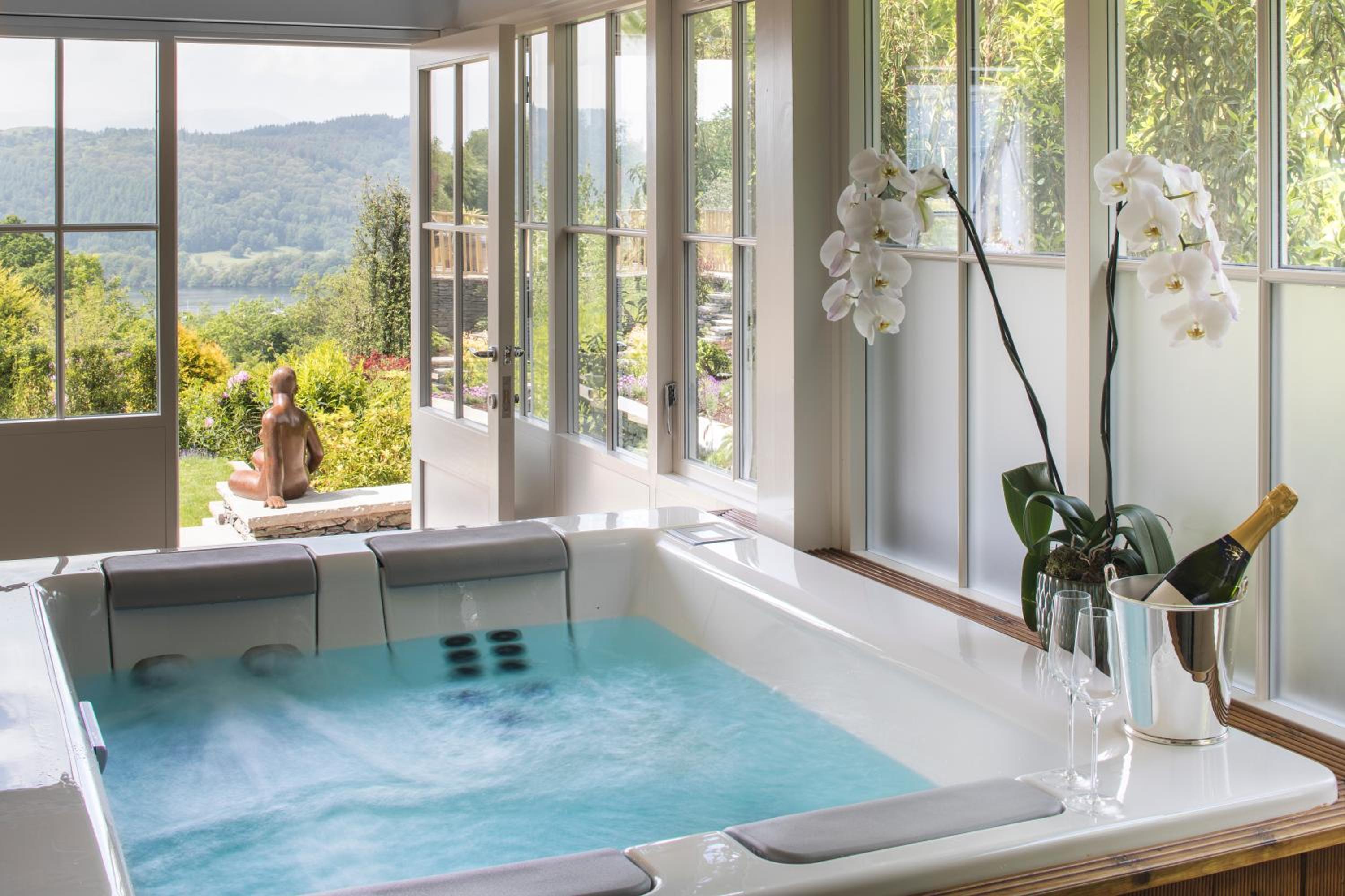Lake View Hot Tub Suite  - Photo 4