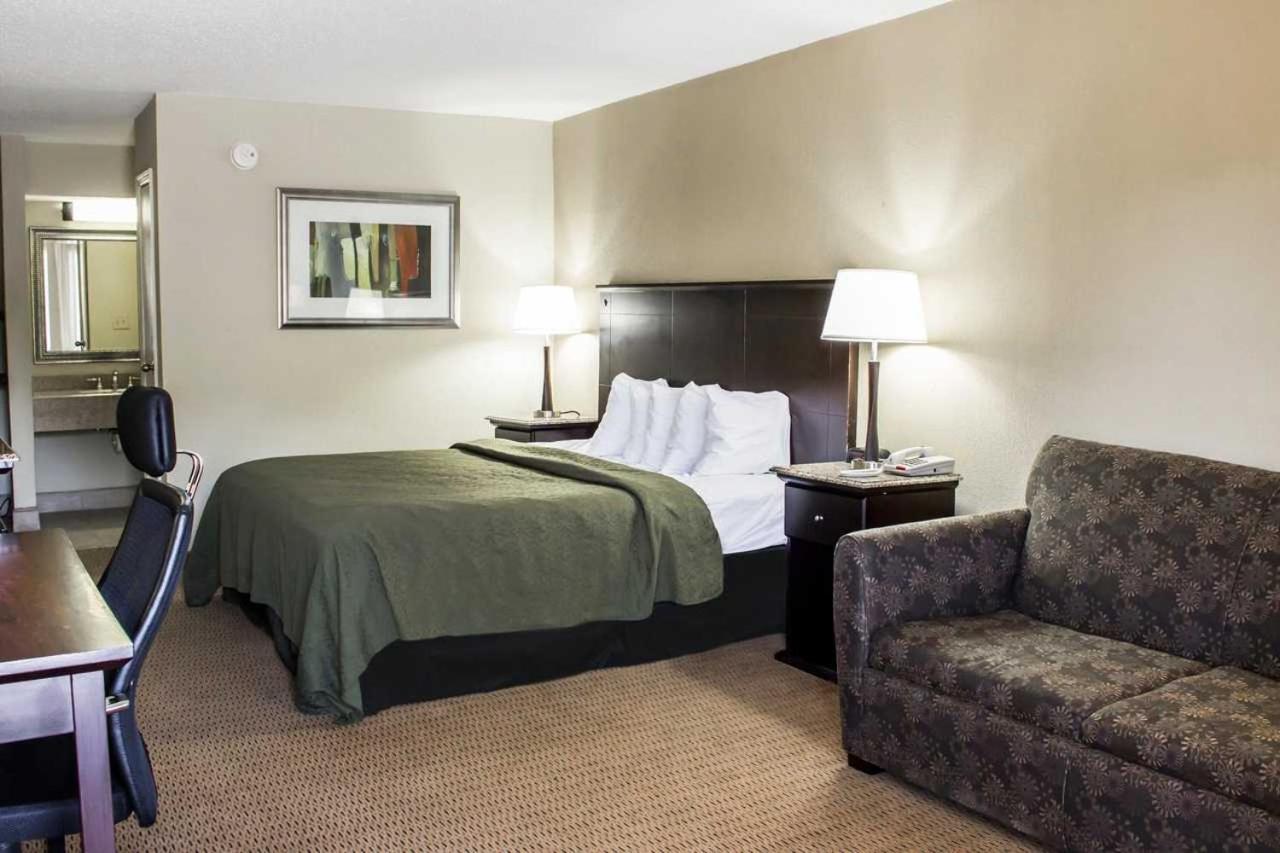 King Suite with Sofa Bed - Non-Smoking - Photo 1
