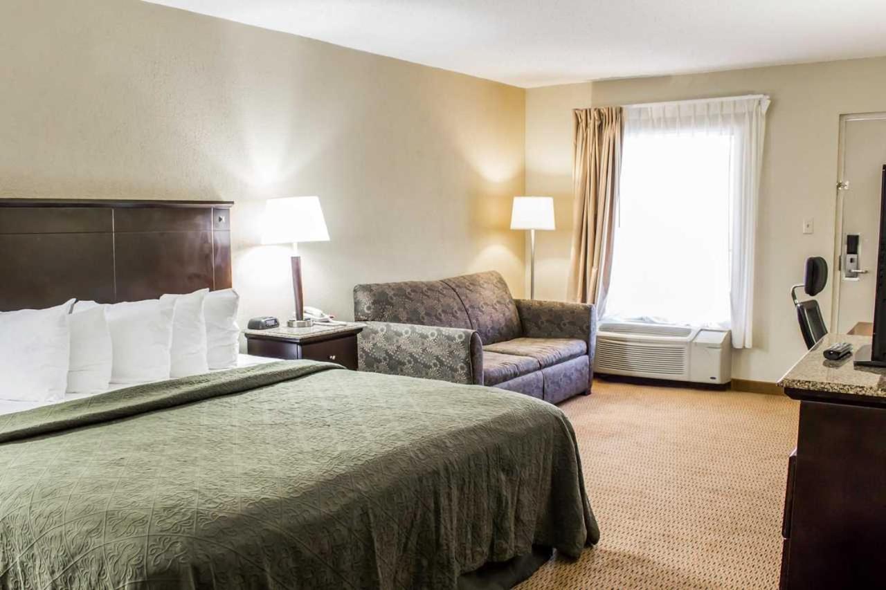 King Suite with Sofa Bed - Non-Smoking - Photo 2
