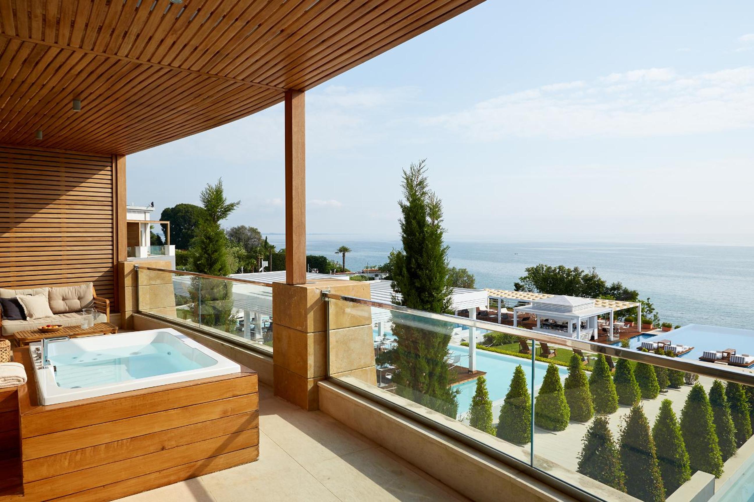 Deluxe Suite with Sea View and Hot Tub photo 3