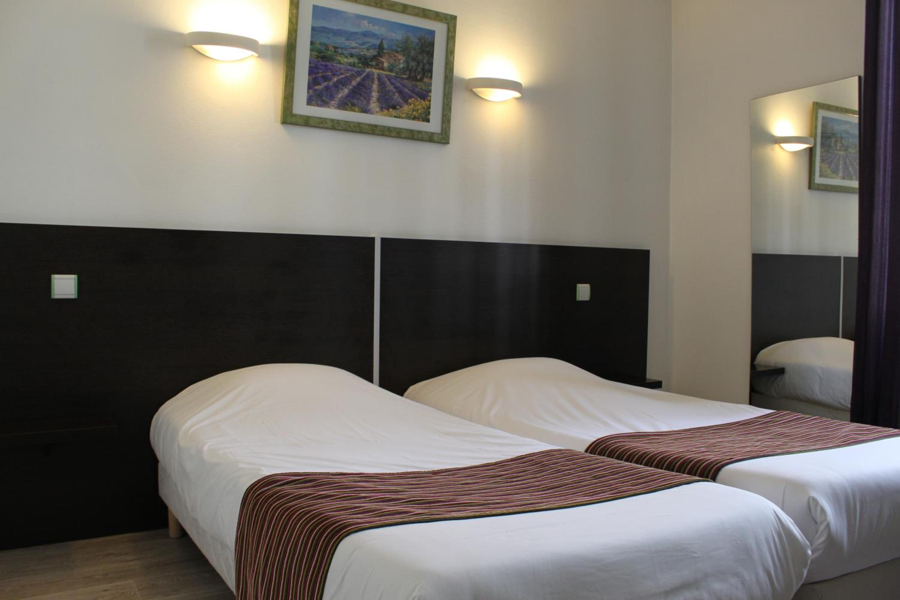 Standard Twin Room - Photo 1