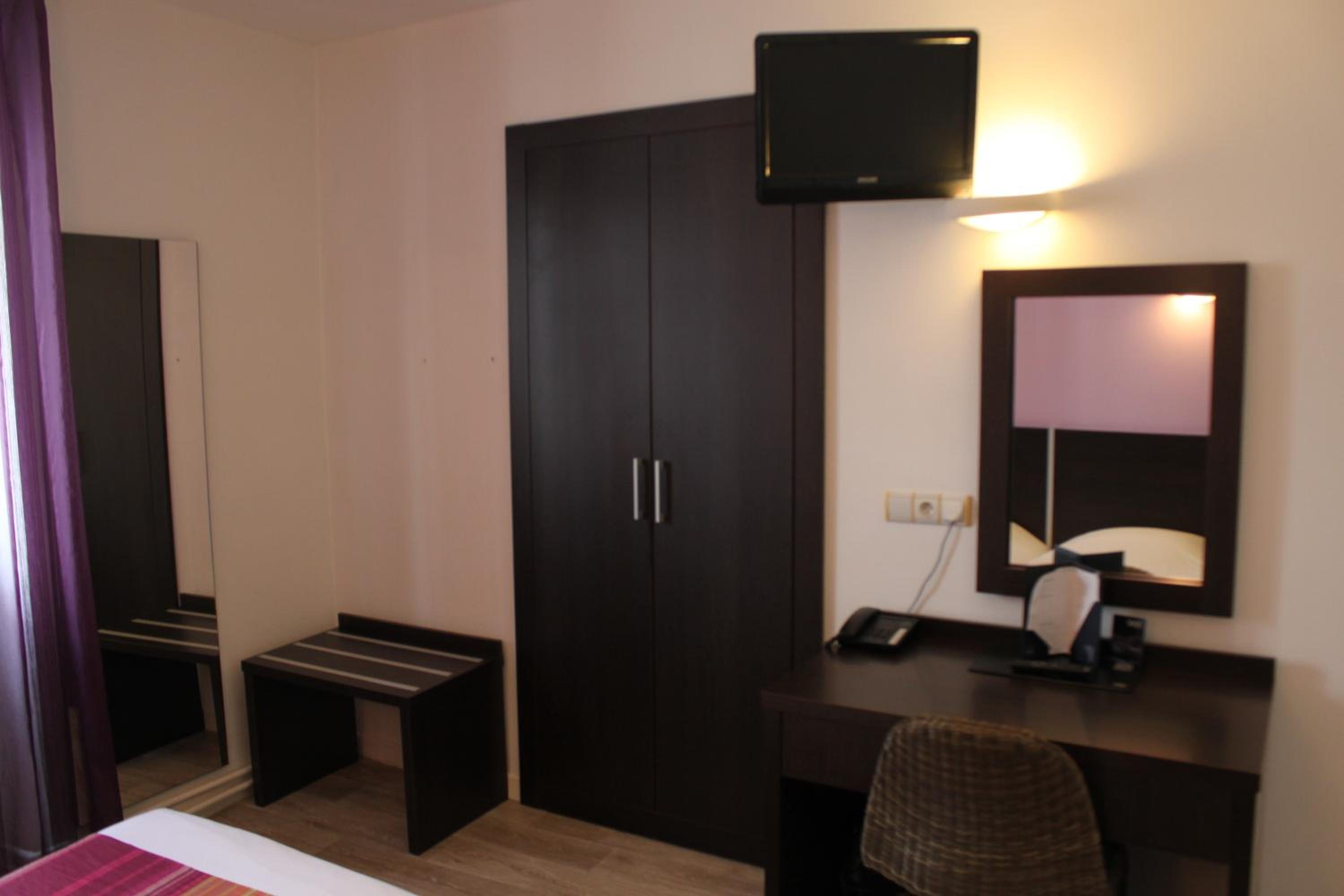 Standard Twin Room - Photo 2