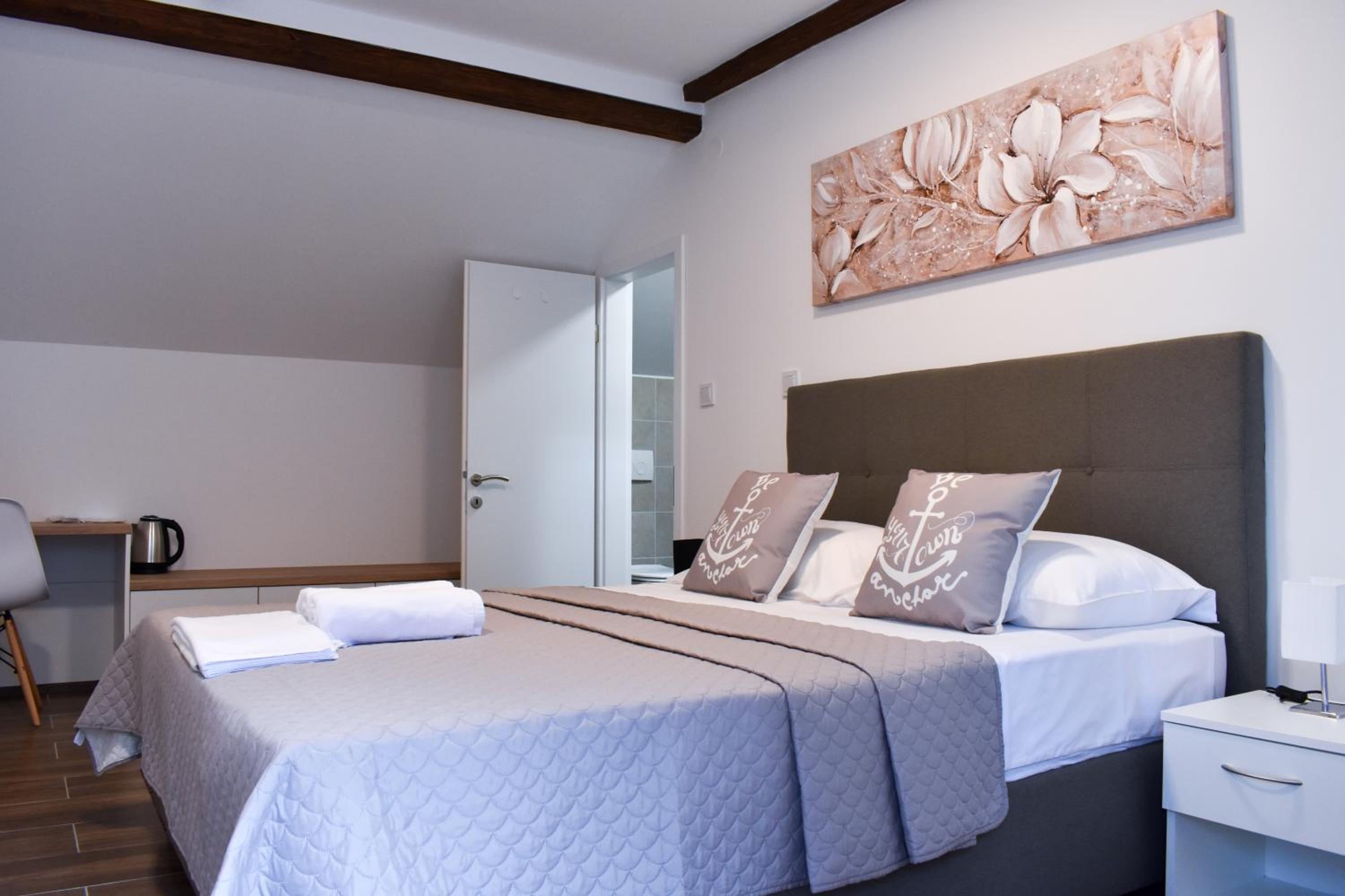 Deluxe King Room photo 1