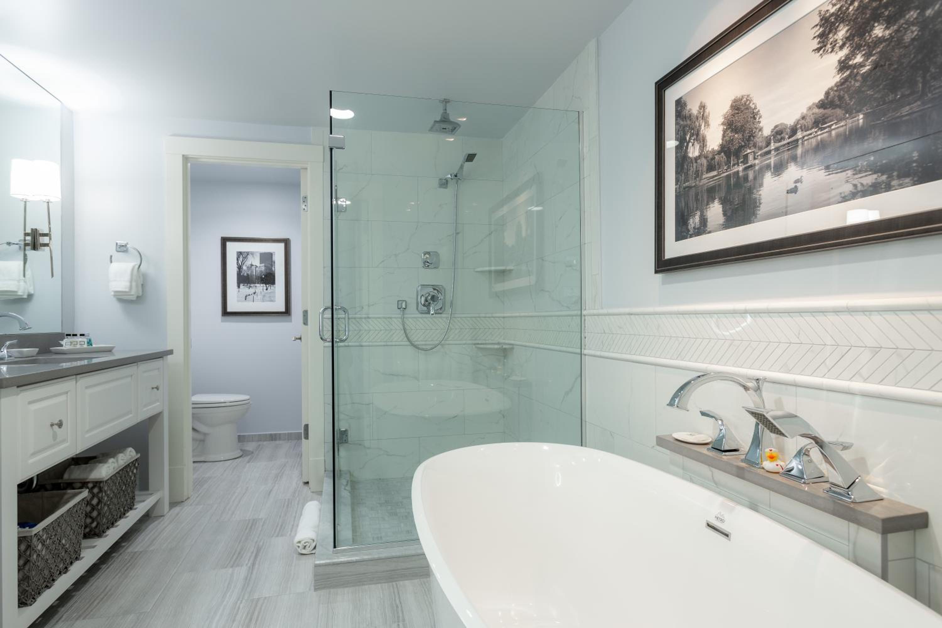 Deluxe King Room with Balcony photo 2