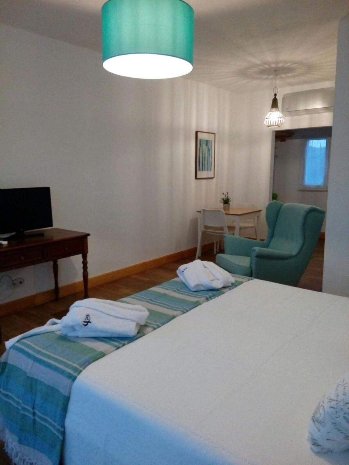 Double Room with Pool View - Photo 26