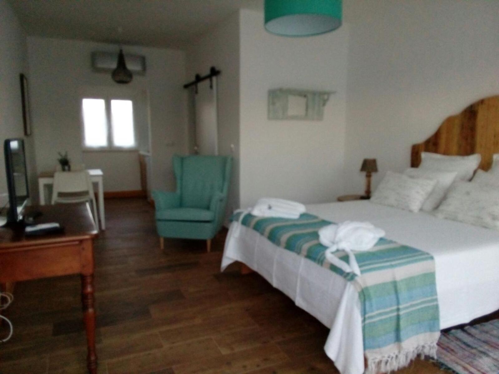 Double Room with Pool View - Photo 22