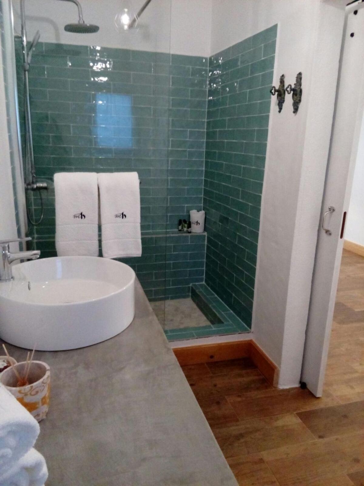 Double Room with Pool View - Photo 21