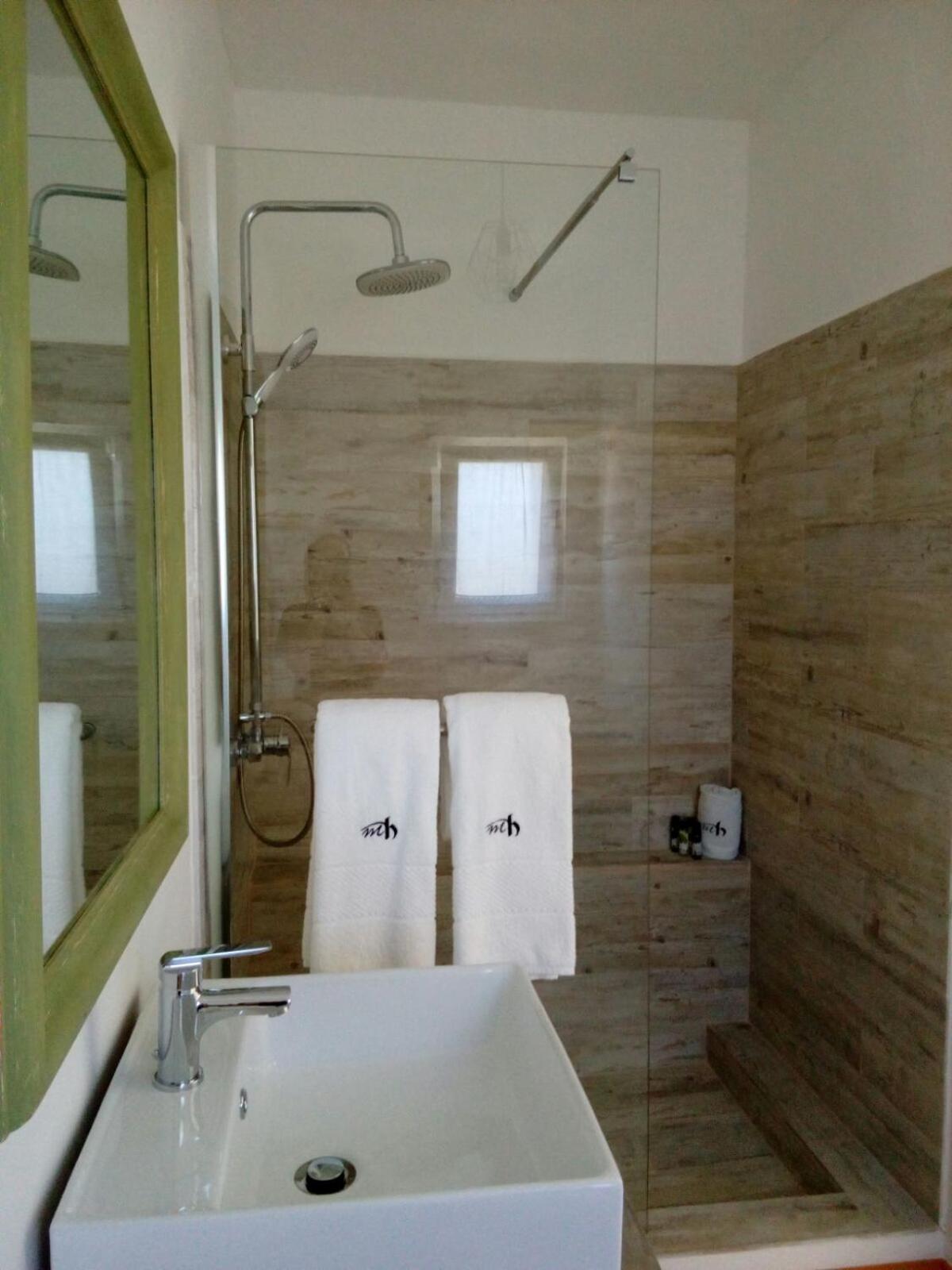Double Room with Pool View - Photo 14