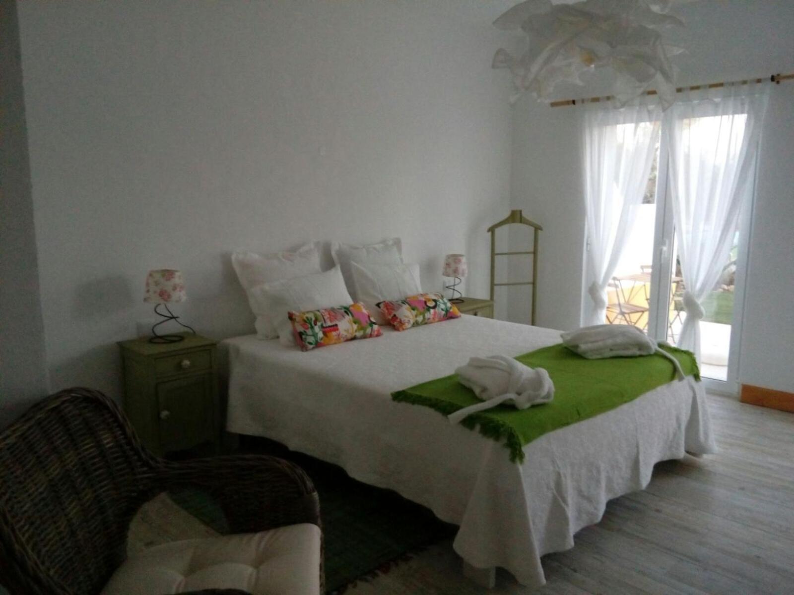 Double Room with Pool View - Photo 11